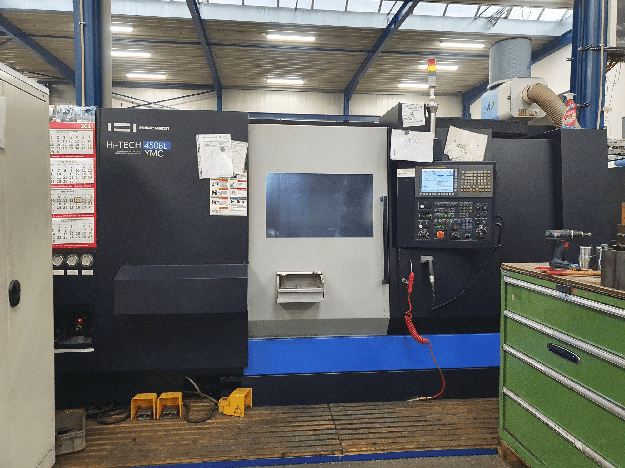 HWACHEON HI-TECH 450BL YMC Mašinos vaizdas iš priekio