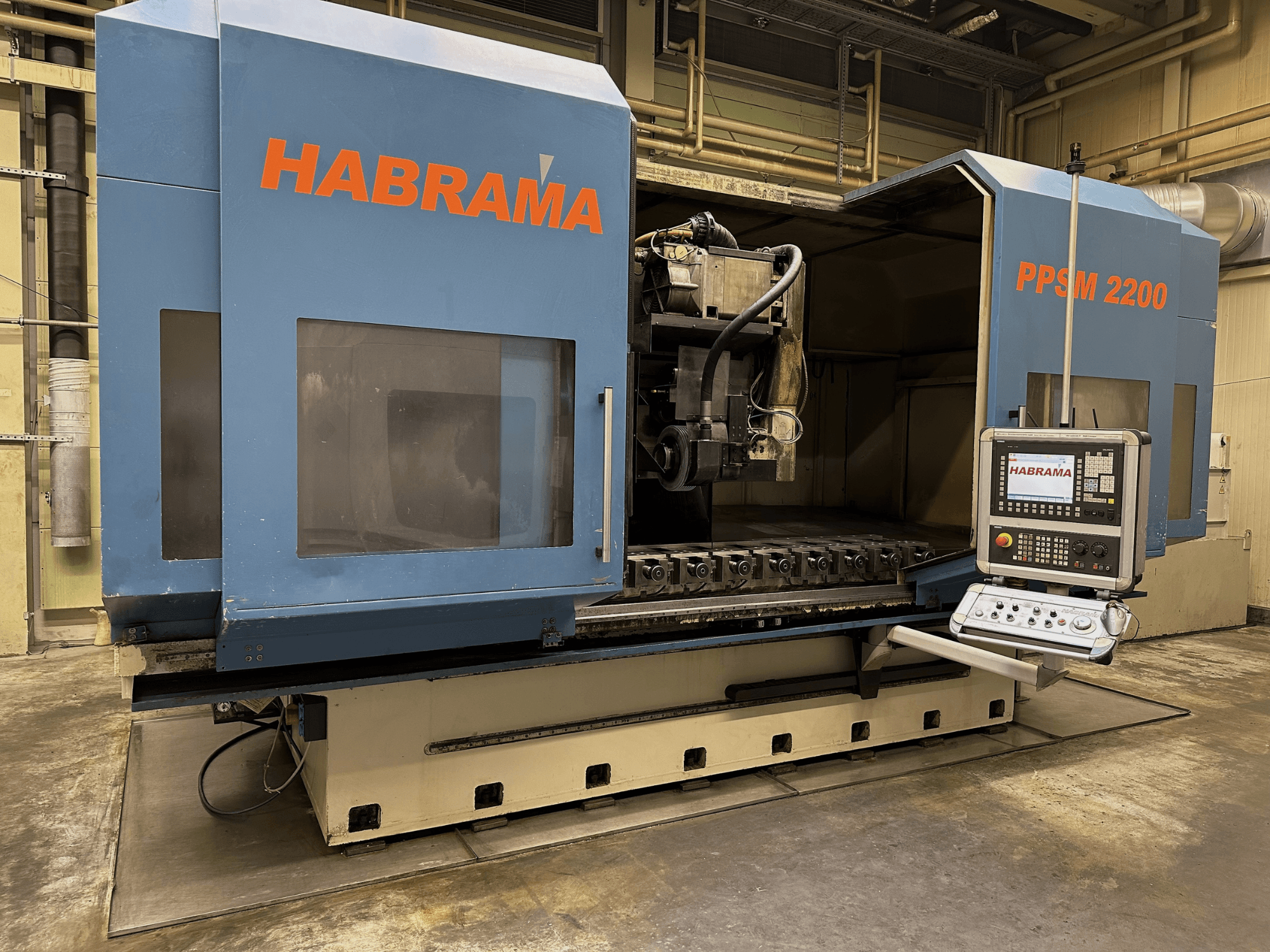 Habraman PPSM 2200 frezavimo staklės, vaizdas iš priekio, valdymo skydelis ir matomas įrankių laikiklis su keliais prispaudimo lizdais.