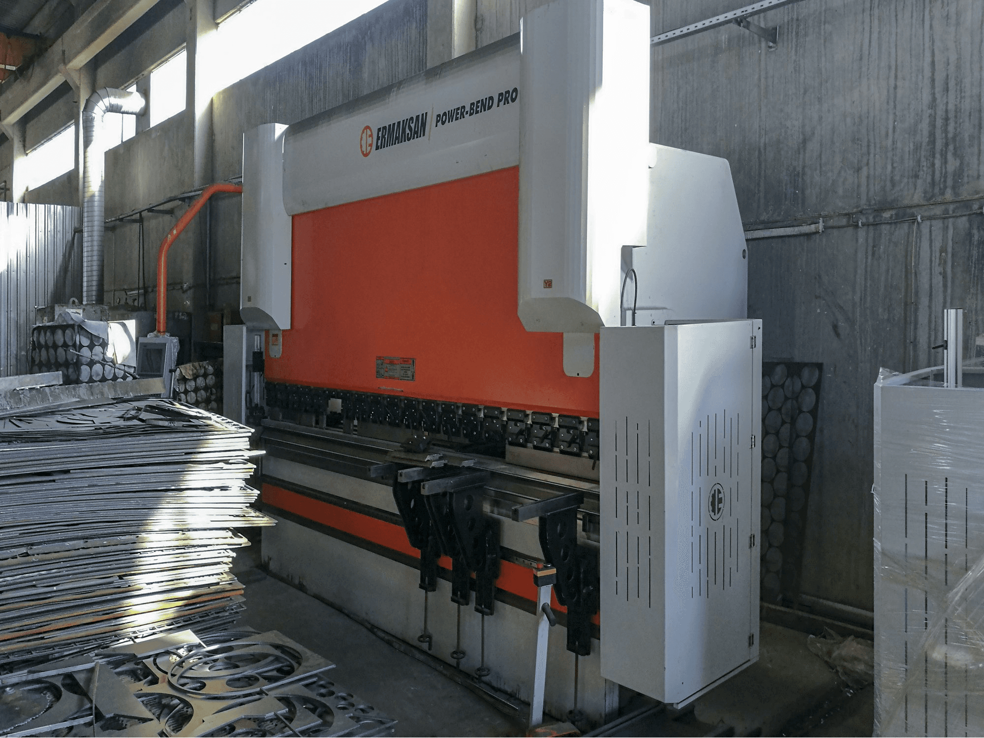 ERMAKSAN POWER-BEND PRO Mašinos dešinės pusės vaizdas