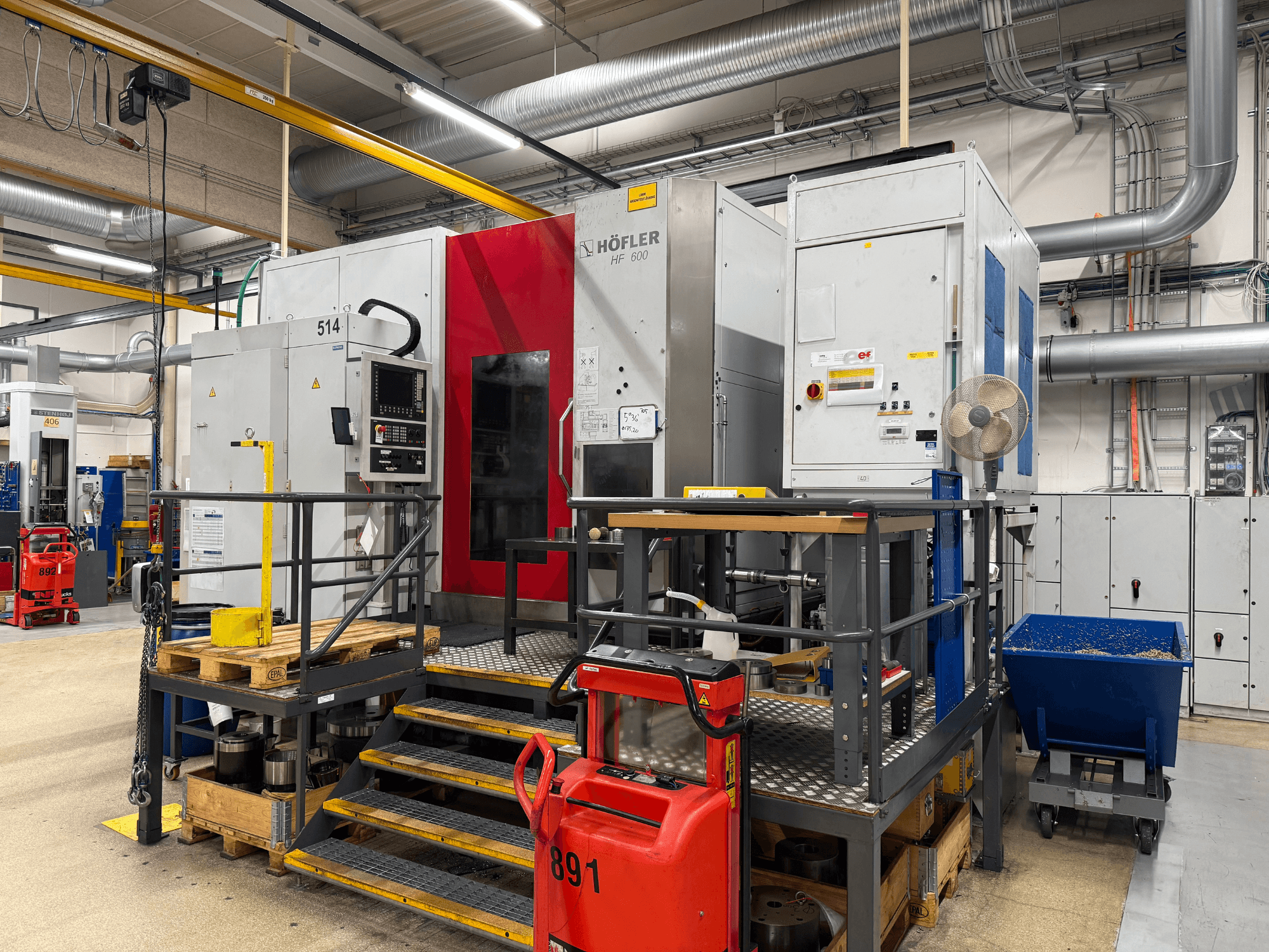 HOFLER HF 600 staklės, šoninis vaizdas, kuriame matomas valdymo skydelis, geltonas saugos barjeras ir dirbtuves supanti aplinka.