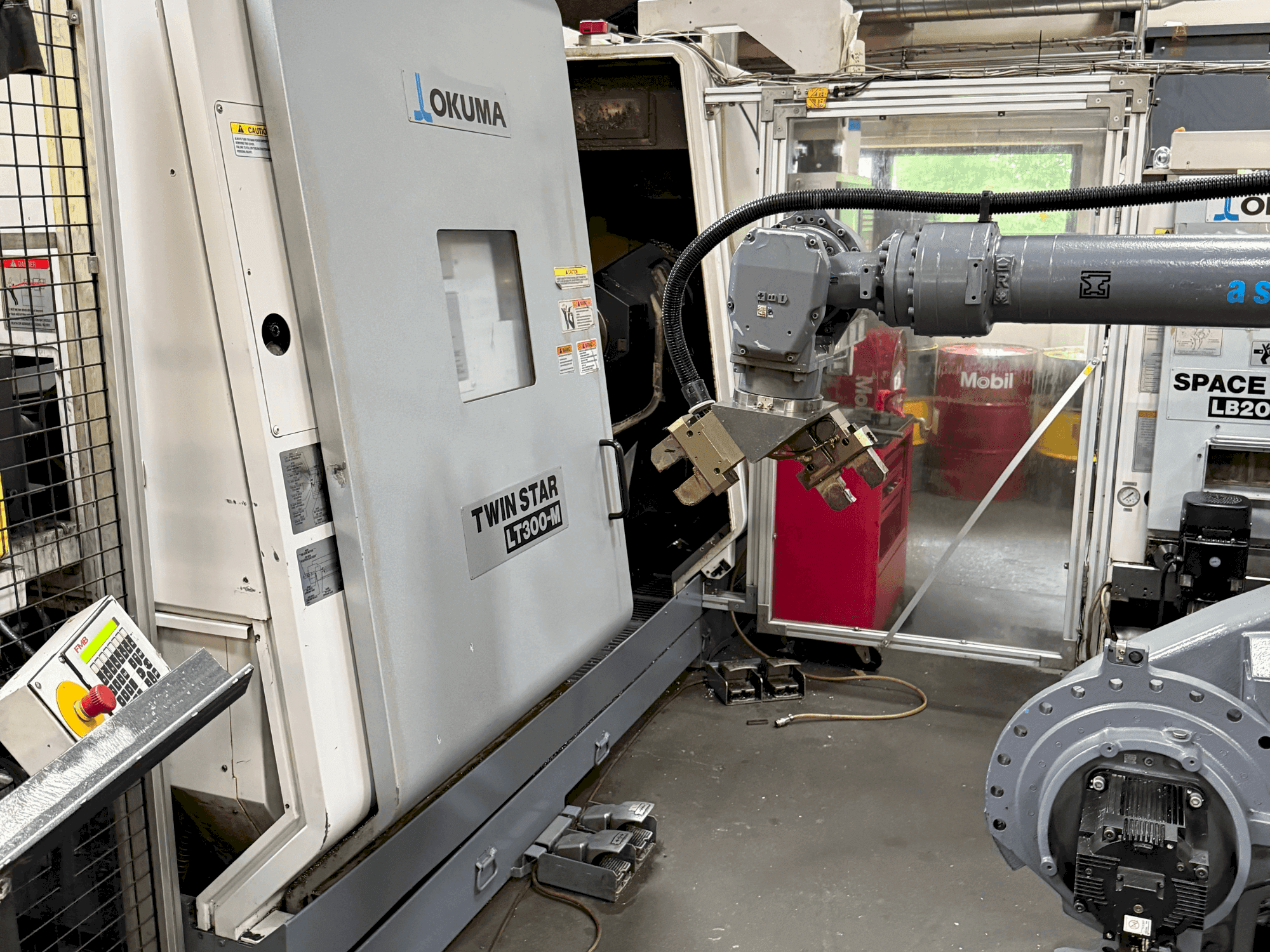 Okuma Twinstar LT300-M Mašinos vaizdas iš priekio