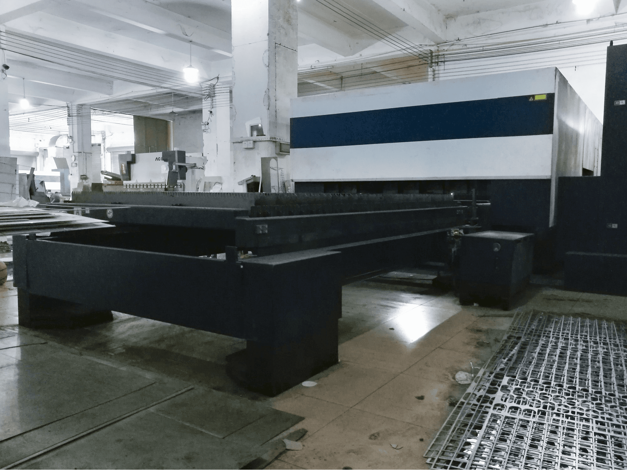 Trumpf TruLaser 3030 Mašinos dešinės pusės vaizdas