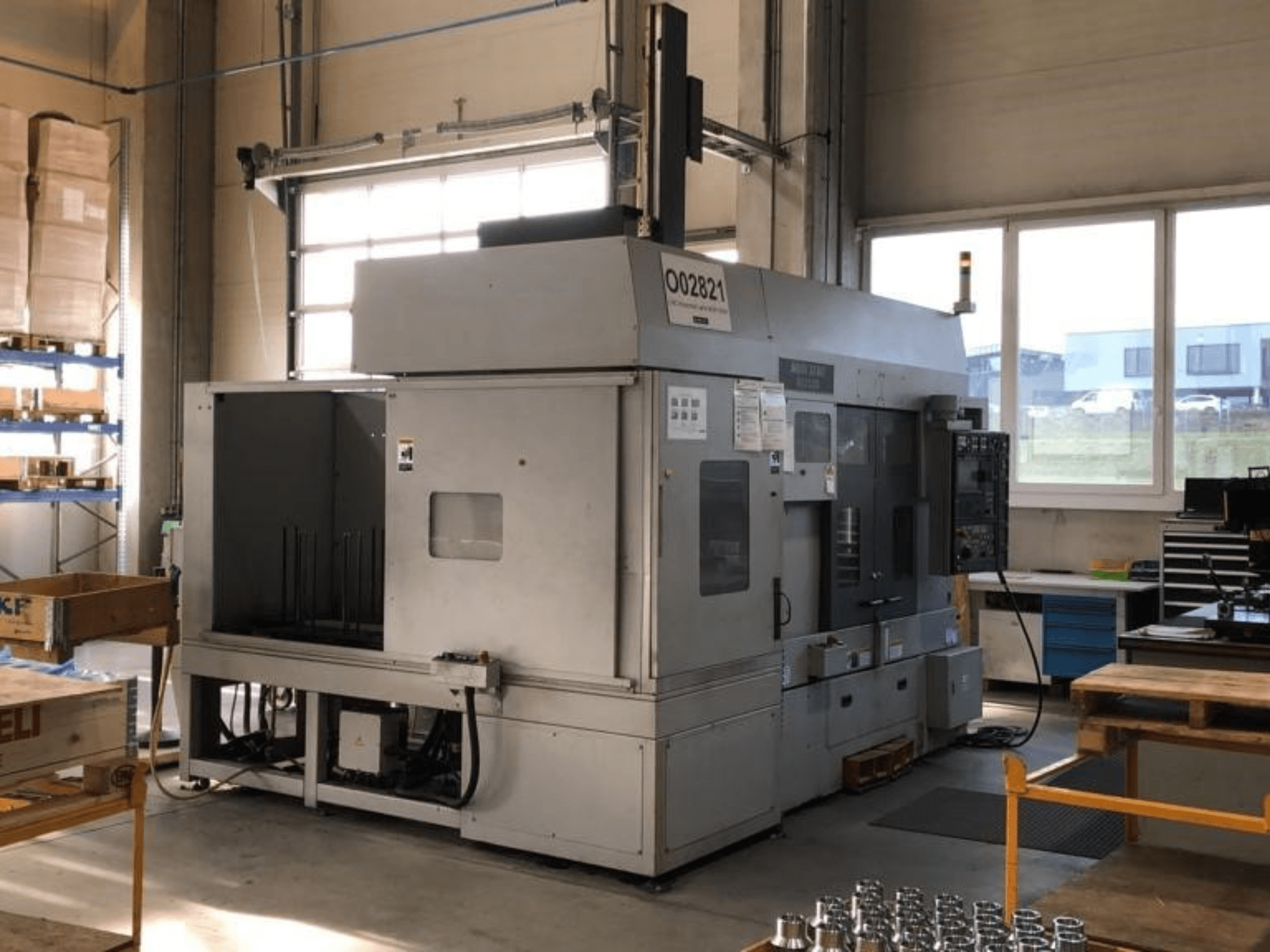 MORI SEIKI RL2500 daugiaverpstės tekinimo staklės dirbtuvėse, vaizdas iš priekio ir gamybinė zona su įrankiais.