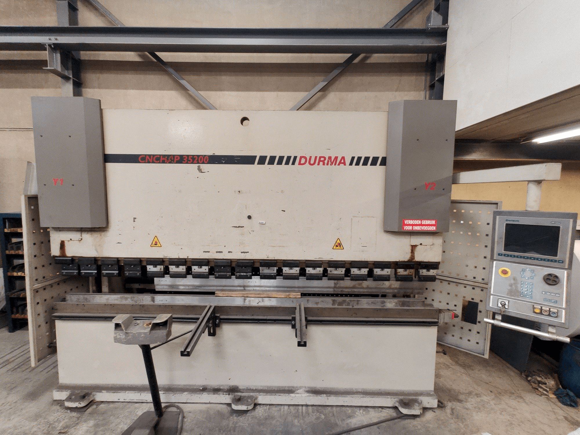 Durma CNC HAP 35200 Mašinos vaizdas iš priekio