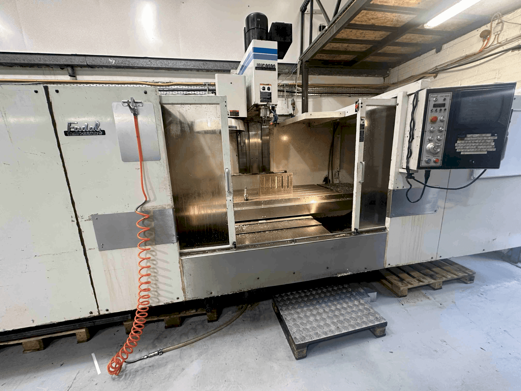 FADAL VMC8030HT Mašinos vaizdas iš priekio