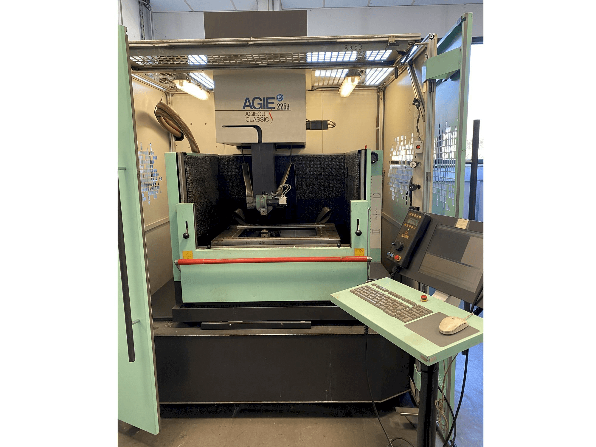 AGIE Agiecut Classic 3s Mašinos vaizdas iš priekio