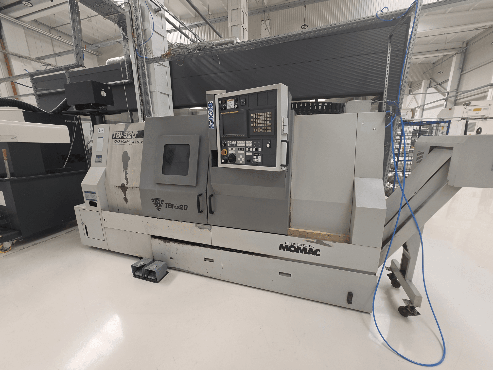 CMZ TBI-520 horizontalusis tekinimo staklės, vaizdas iš šono, kuriame matomas valdymo pultas ir staklių detalės švarioje pramoninėje aplinkoje.