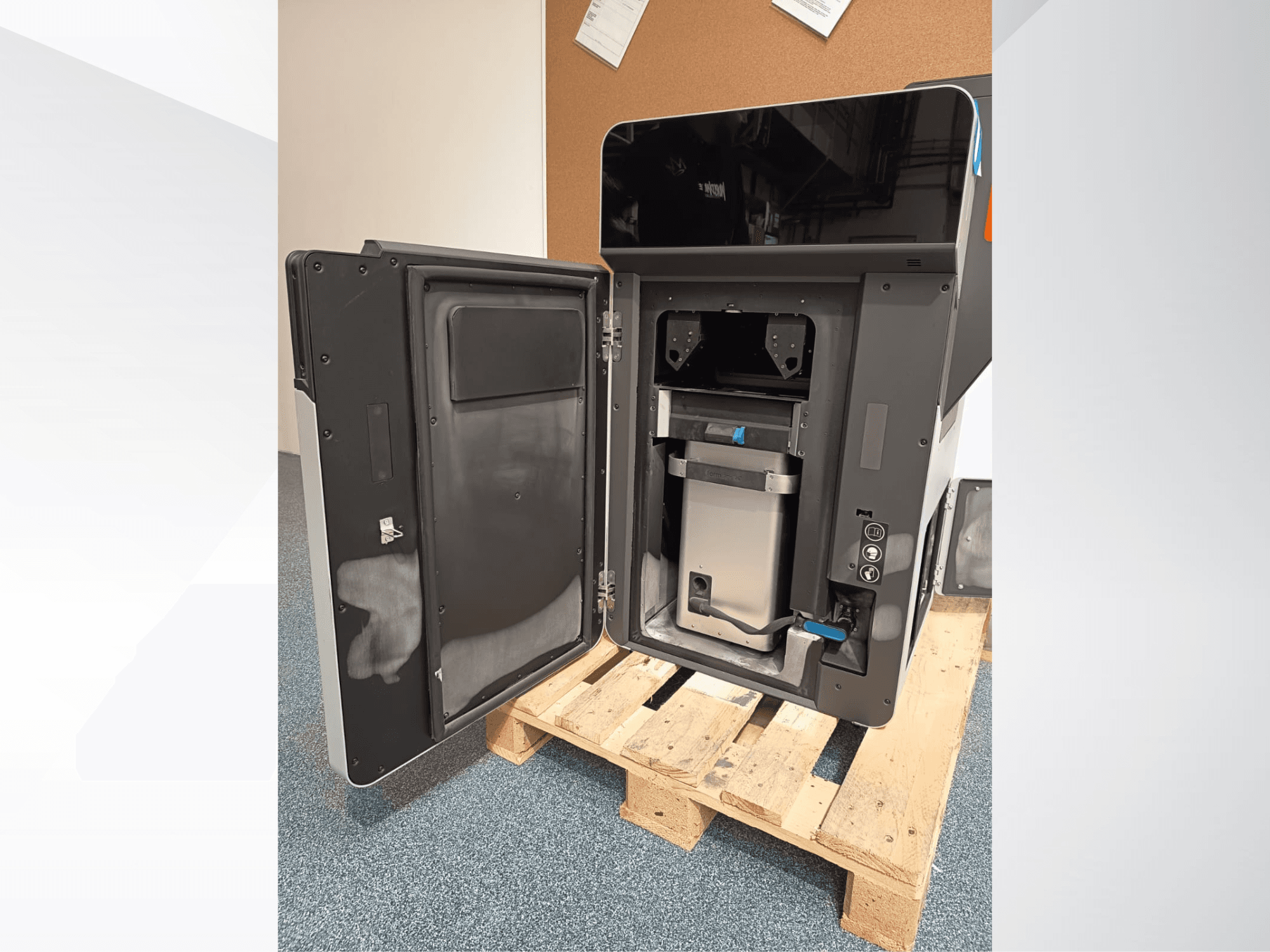 FORMLABS "Fuse 1" plastikinis 3D spausdintuvas, šoninis vaizdas su atidarytomis durelėmis, atskleidžiančiomis vidinius komponentus ir valdymo skydelį.