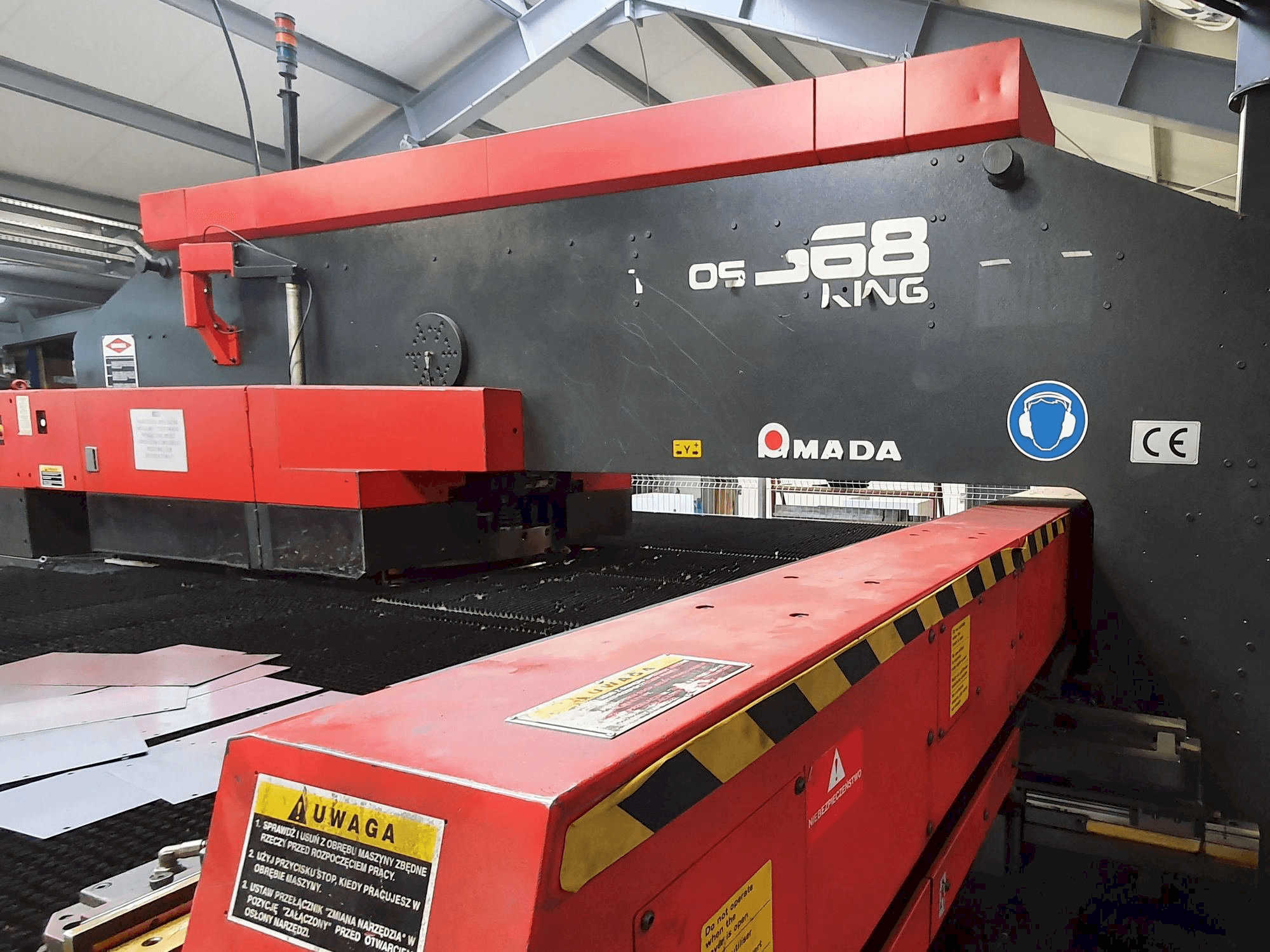 AMADA VIPROS 368 KING Mašinos vaizdas iš priekio