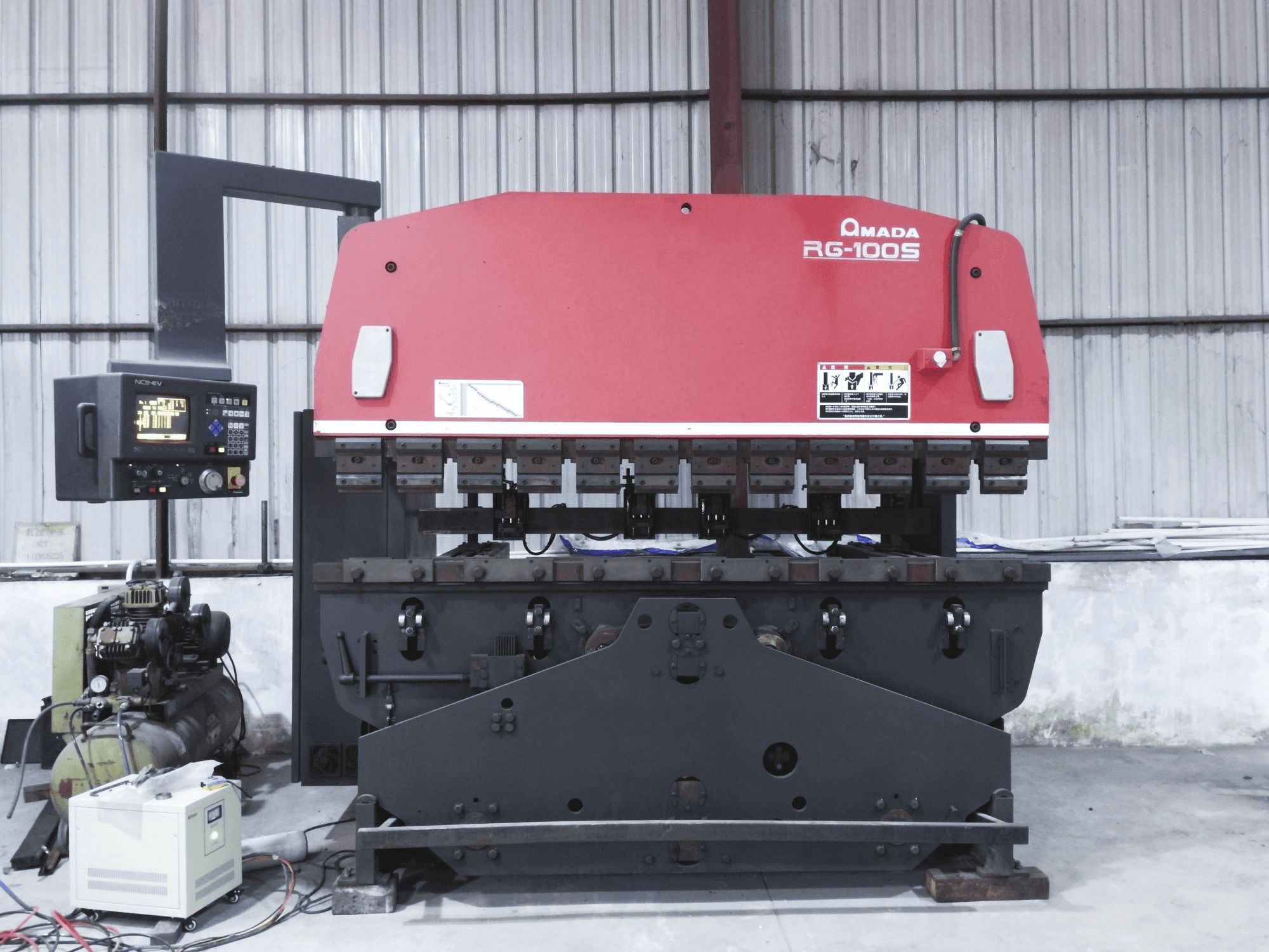 AMADA RG-100S Mašinos vaizdas iš priekio