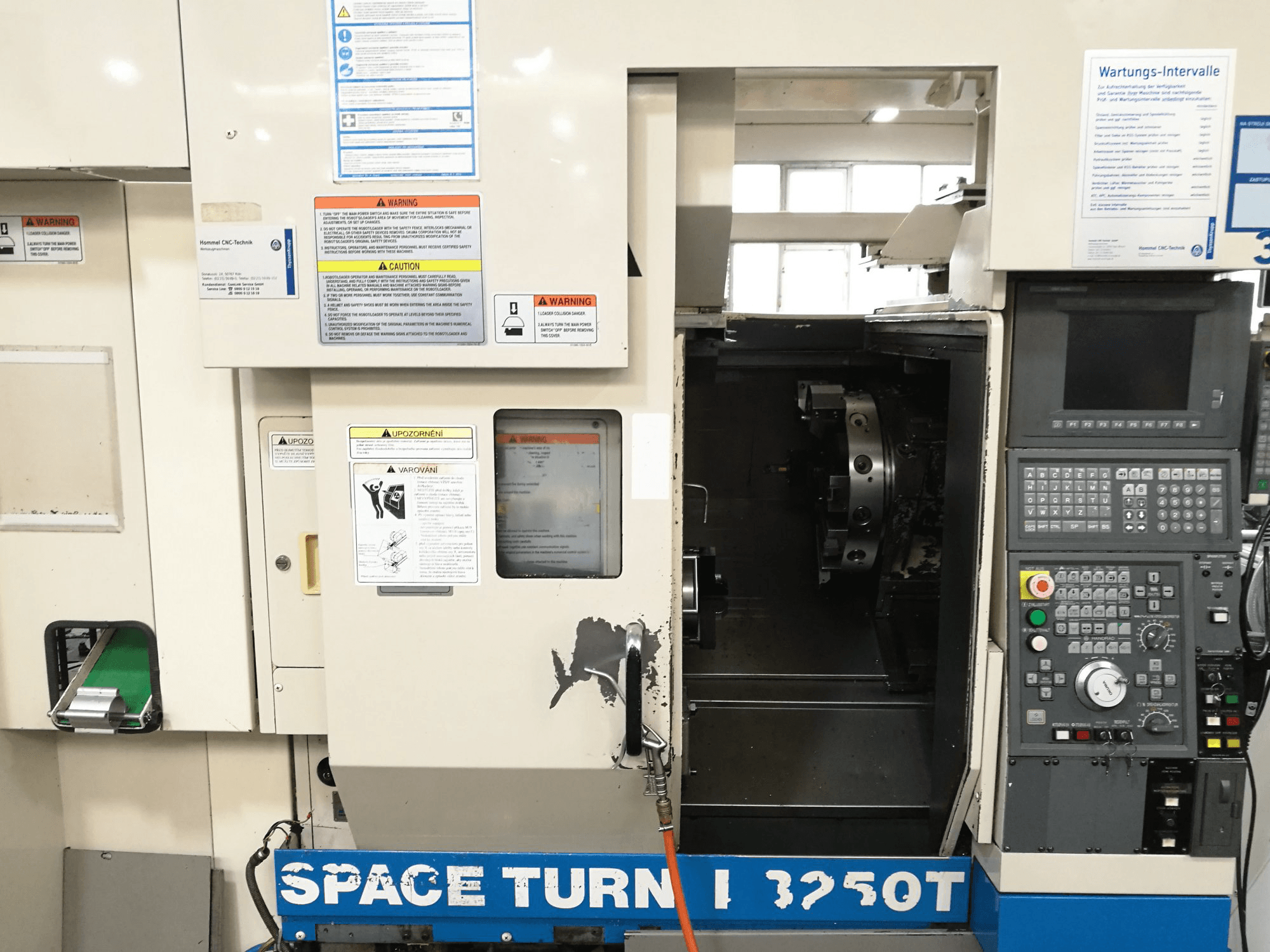 Okuma SPACE TURN LB250T Mašinos vaizdas iš priekio
