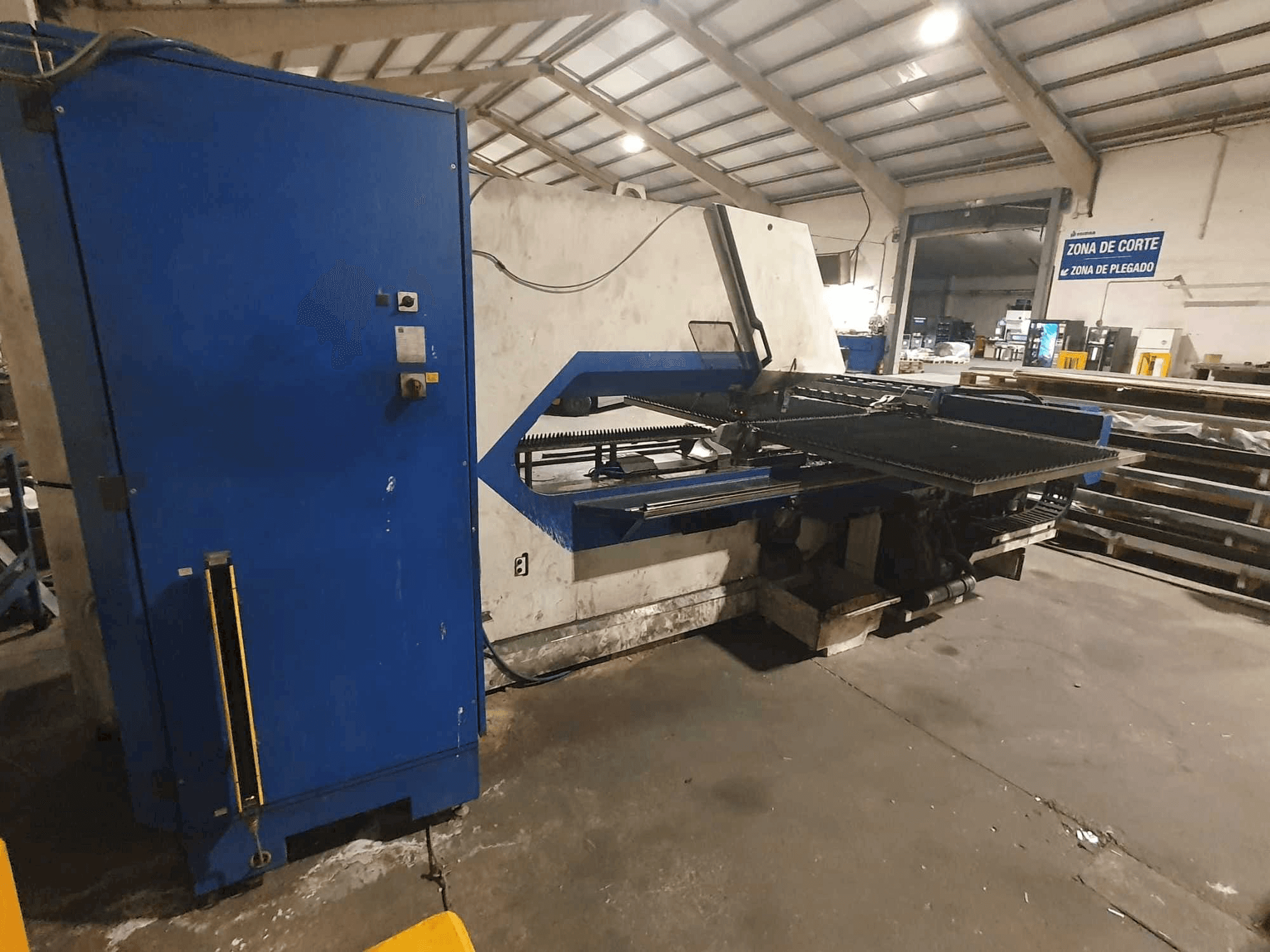 TRUMPF Trumatic 2000R Mašinos vaizdas iš priekio