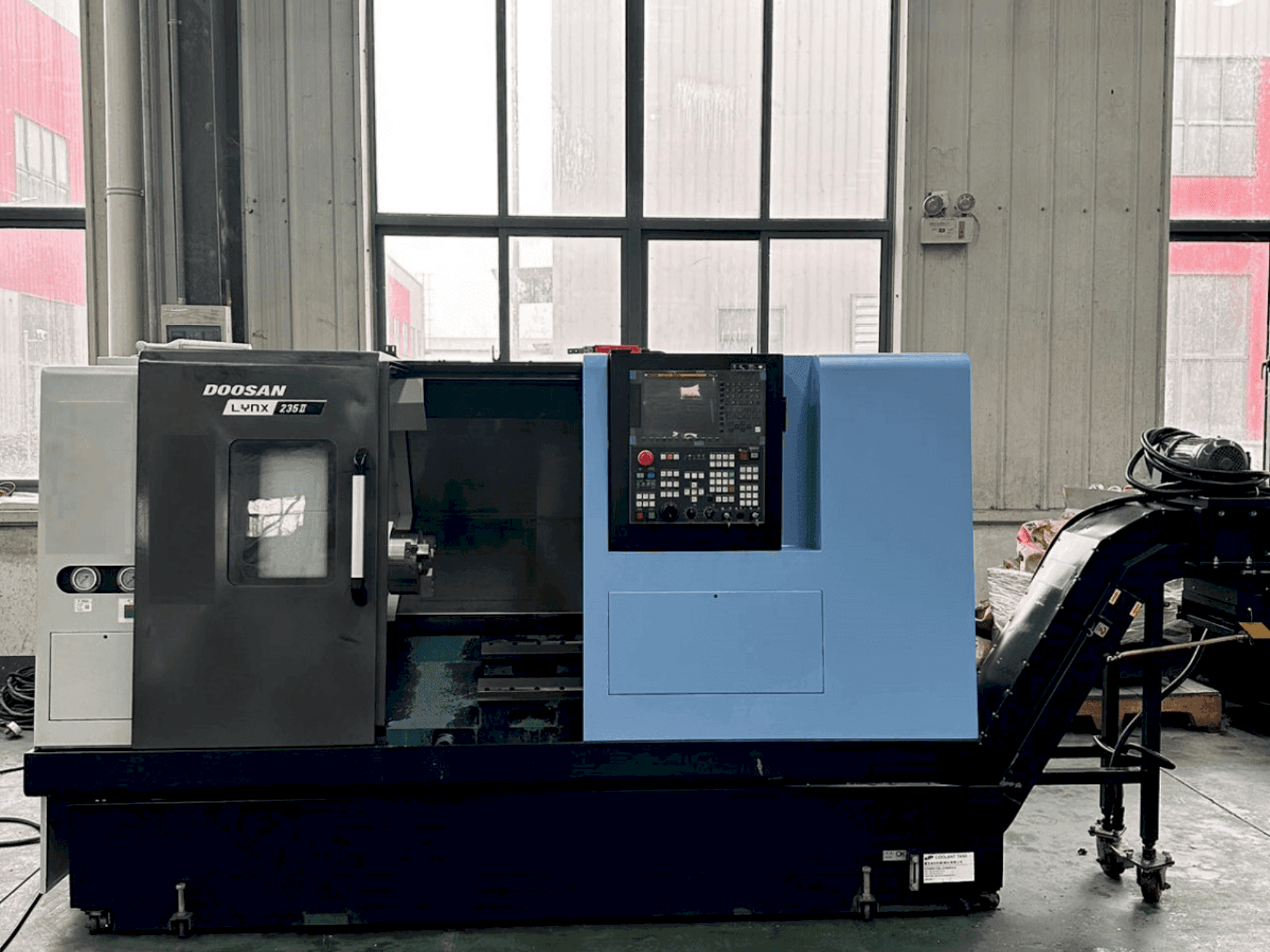 DOOSAN Lynx 235II Mašinos vaizdas iš priekio