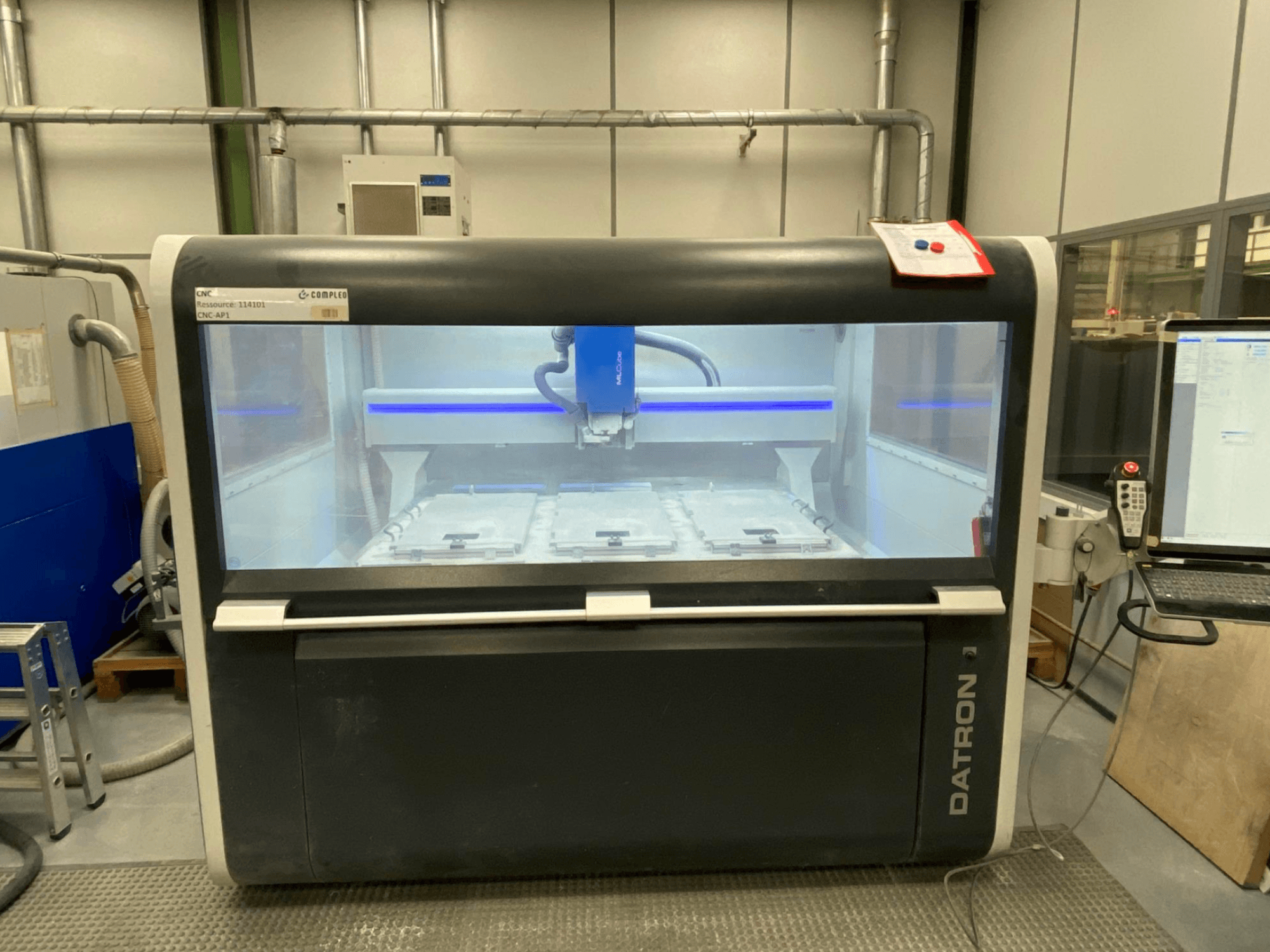 Datron MLCube B vertikalusis apdirbimo centras, vaizdas iš priekio, kuriame matomas staklių vidus ir valdymo skydelis.