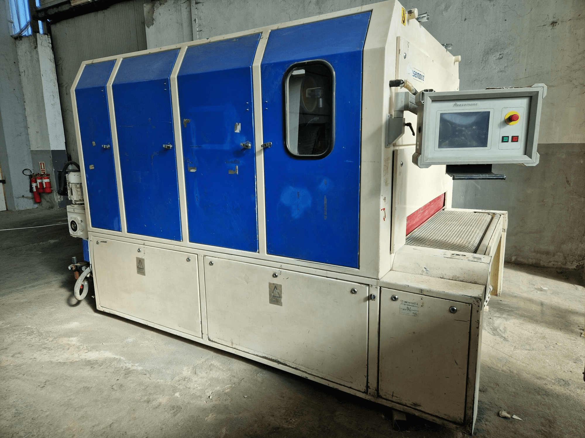 Prekės ženklo "Sedecom" pramoninė mašina, vaizdas iš šono; mėlynos plokštės, valdymo ekranas ir tekstūrinis paviršius produktams tvarkyti.