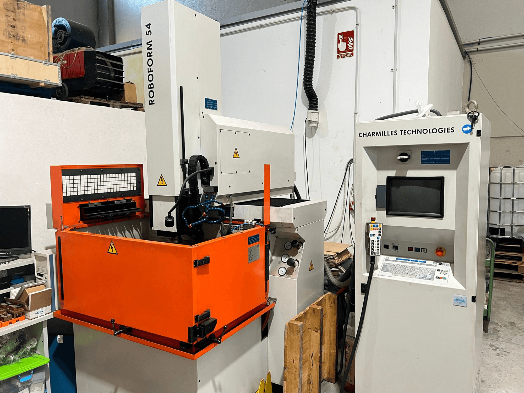 "AgieCharmilles Roboform 54" štampavimo EDM staklės, vaizdas iš priekio, oranžinės spalvos darbinis bakas ir valdymo blokas.