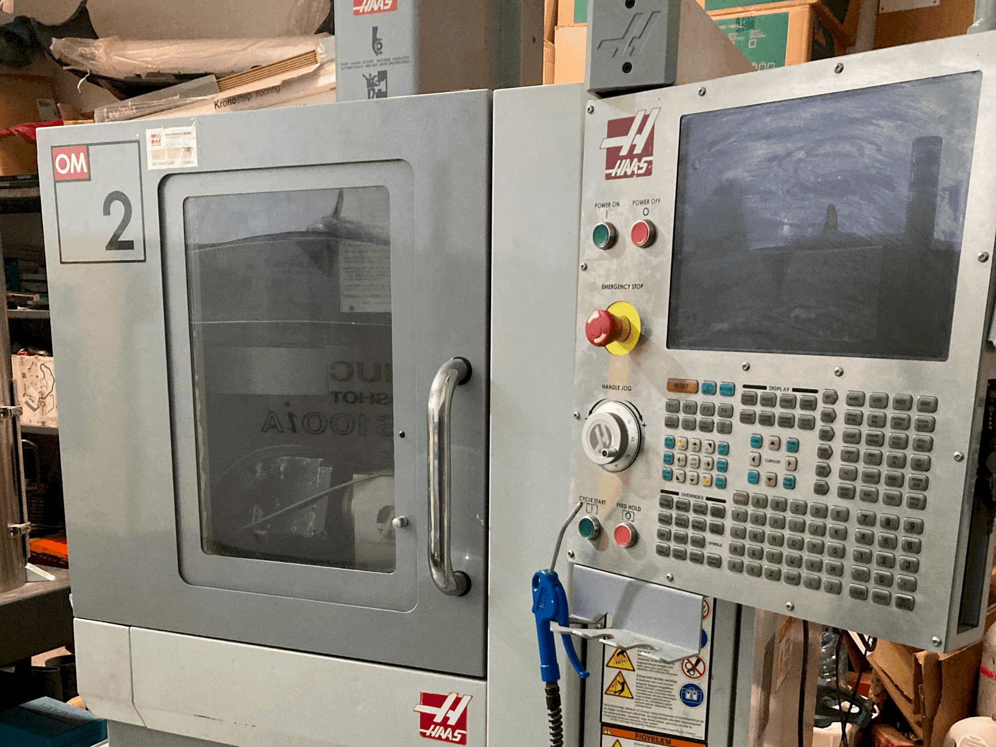 HAAS OM-2A Mašinos vaizdas iš priekio