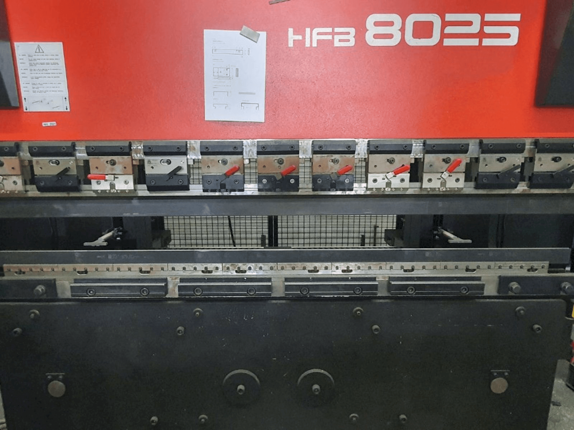 AMADA HFBO 80-25 Mašinos vaizdas iš priekio