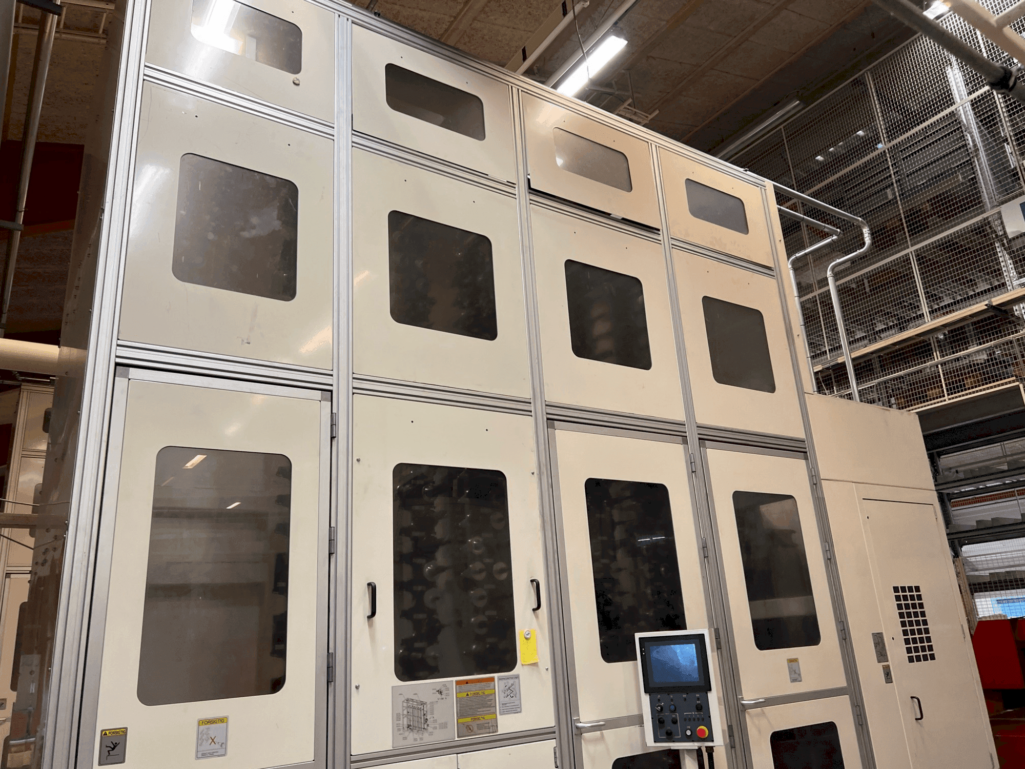 Okuma MA-800H Mašinos kairės pusės vaizdas