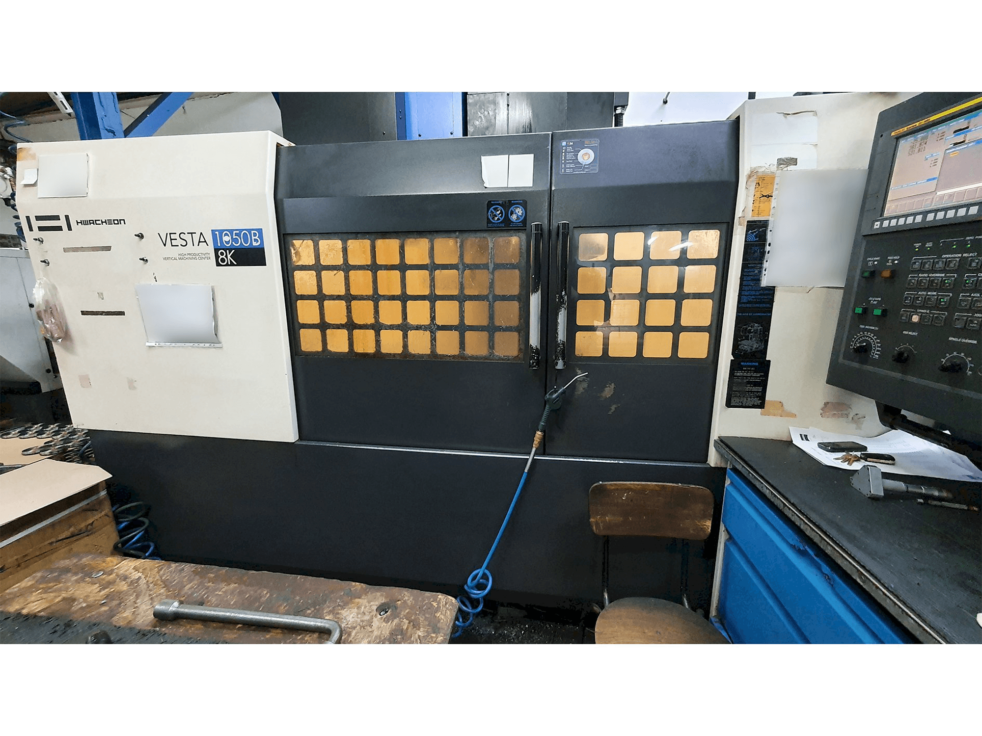 HWACHEON VESTA-1050B Mašinos vaizdas iš priekio