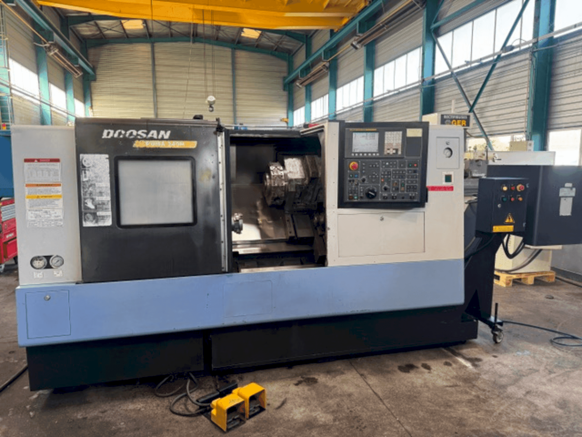 DOOSAN PUMA 240MB Mašinos vaizdas iš priekio