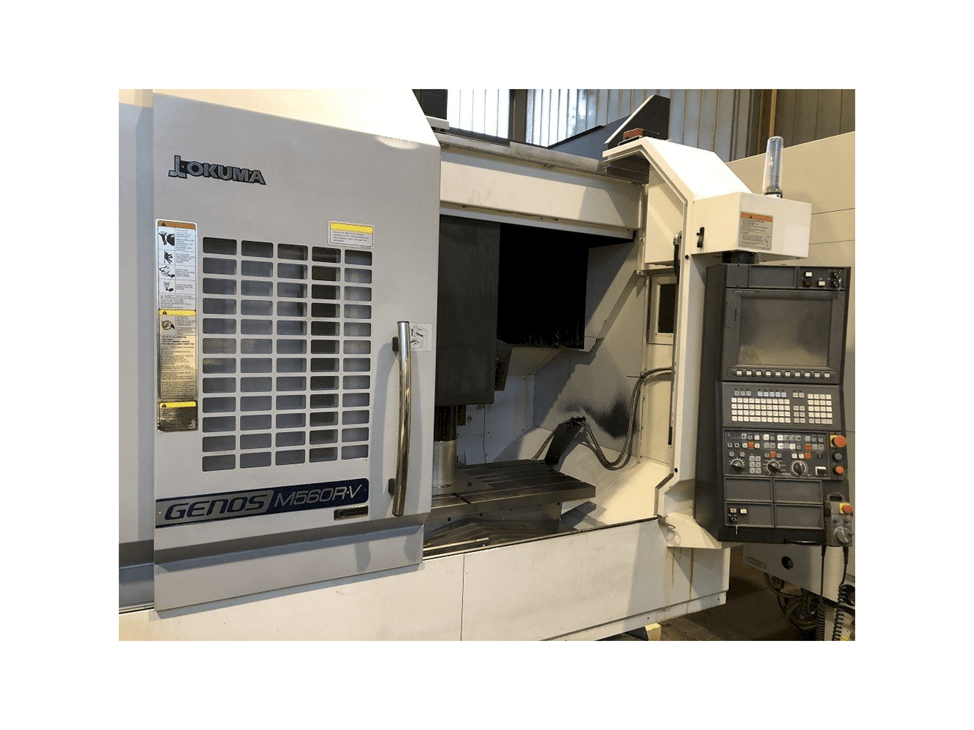 Okuma Genos M560R-V Mašinos vaizdas iš priekio