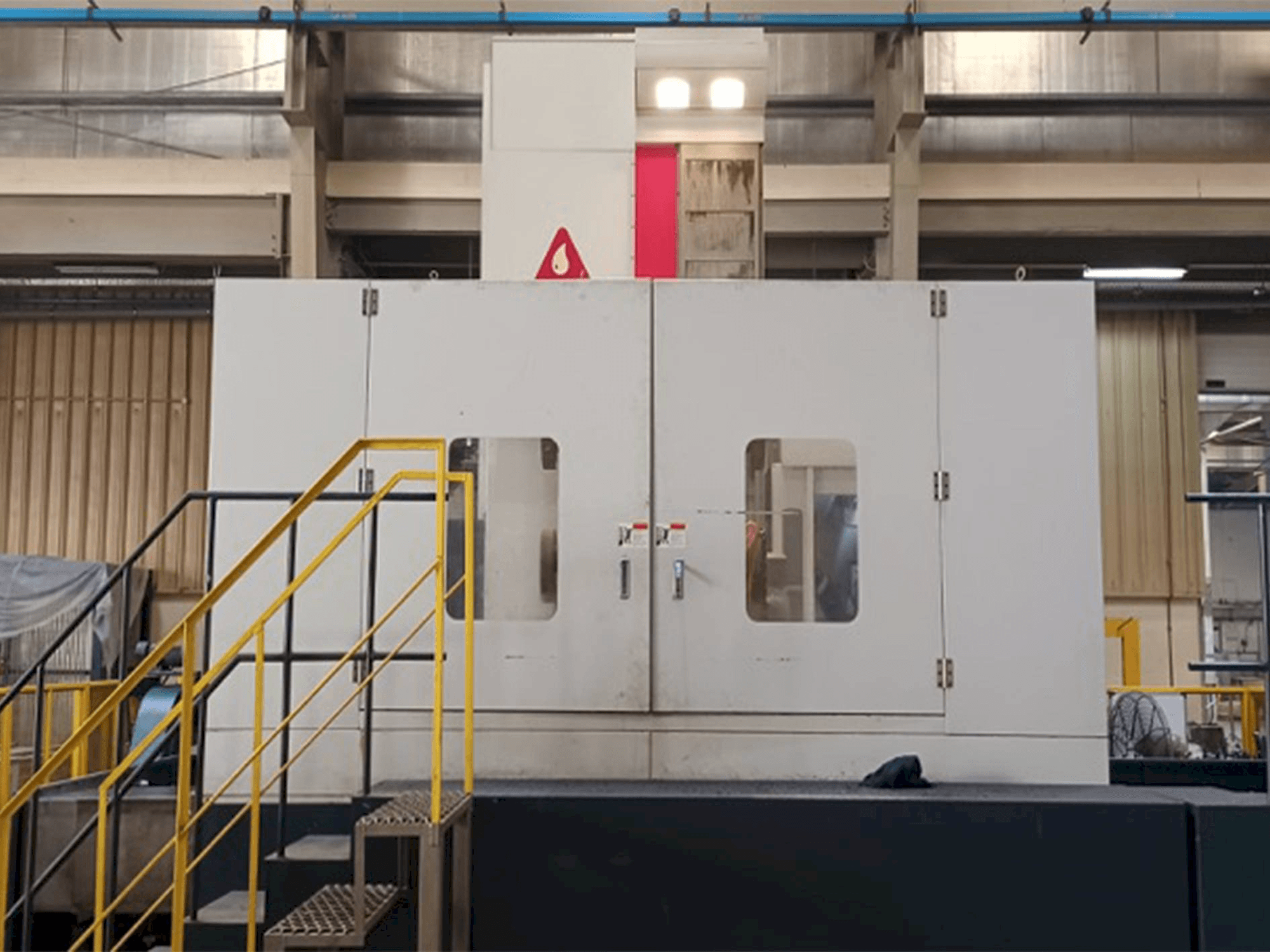 YOU JI HBM130/3022 Mašinos vaizdas iš priekio