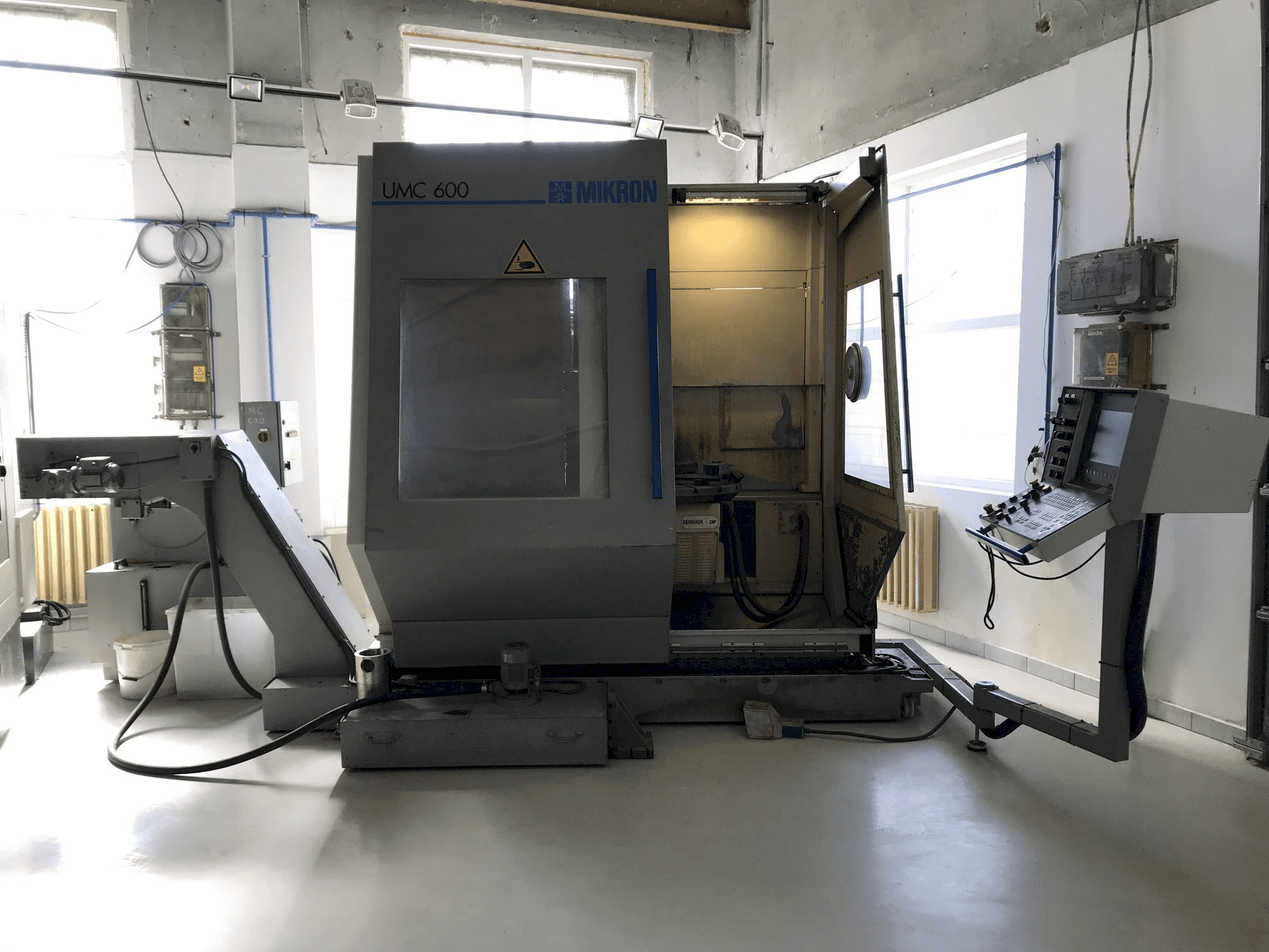 MIKRON UMC 600 Mašinos vaizdas iš priekio