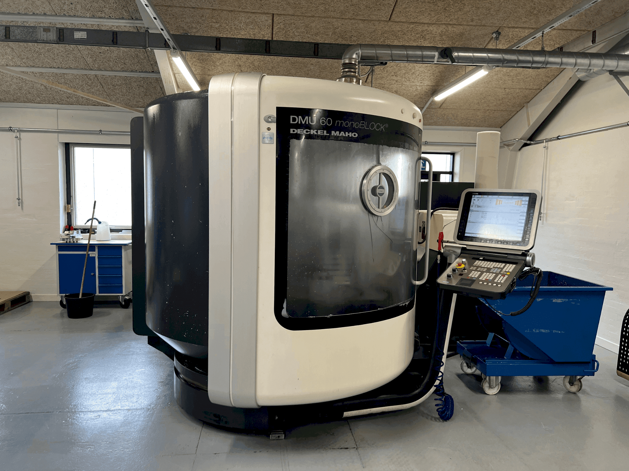 DMG MORI DMU 60 monoBLOCK Mašinos vaizdas iš priekio
