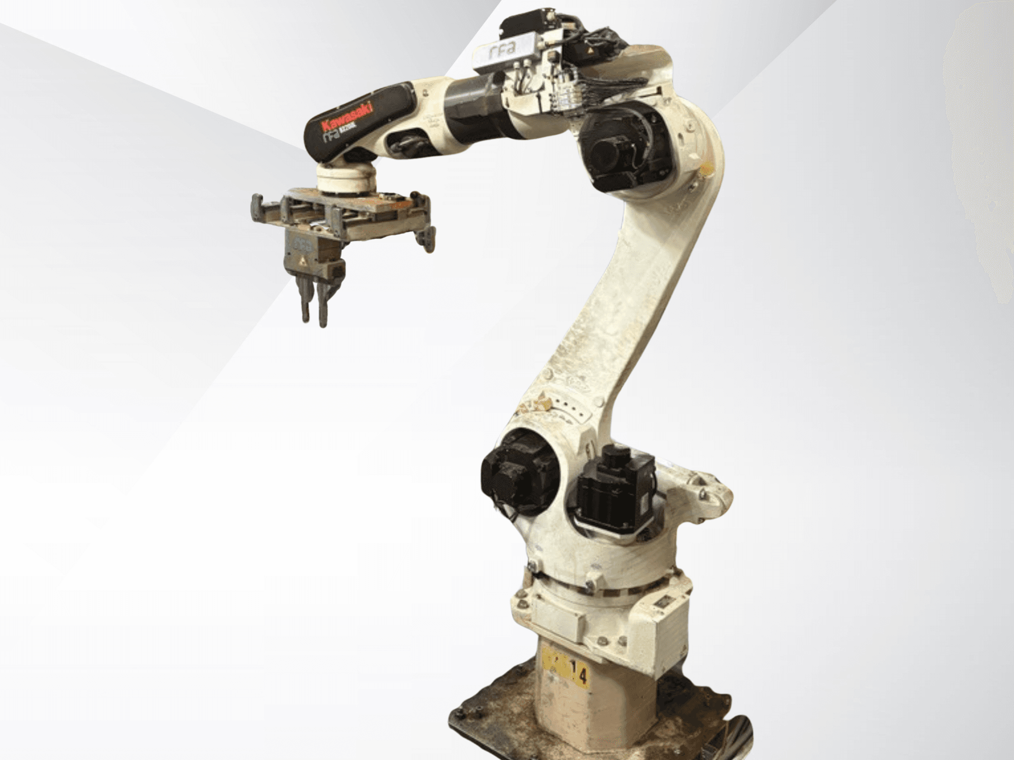 "Kawasaki E42F-A001" roboto rankos vaizdas iš šono, su gale pritvirtintu griebtuvu. Matomi besisukantys šarnyrai ir maitinimo jungtys.