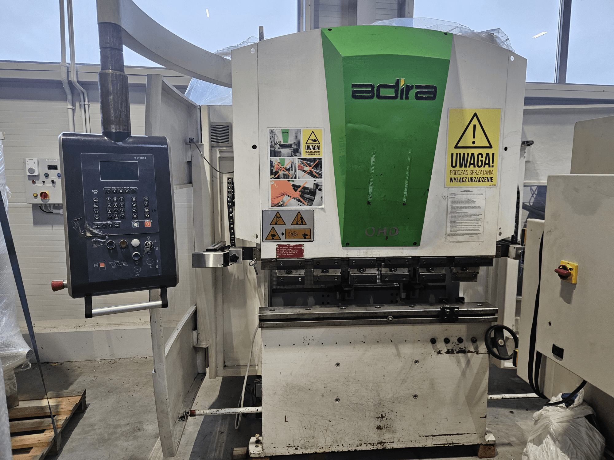 "Adira" OHD įrenginys iš priekio, su valdymo skydeliu, saugos įspėjimais ir valdymo mygtukais.