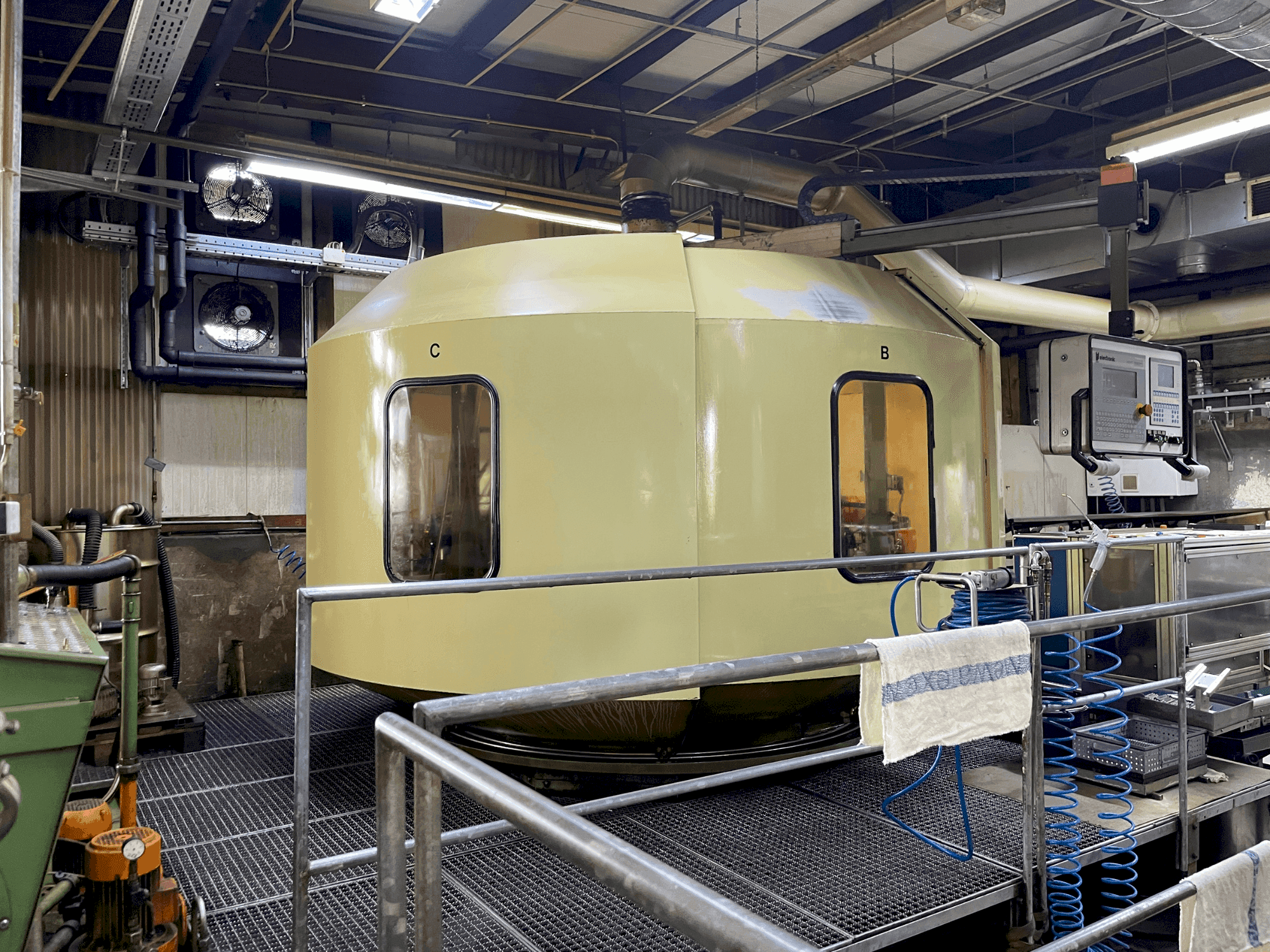 HUG RISMAT 157 G-16 F48 Mašinos vaizdas iš priekio