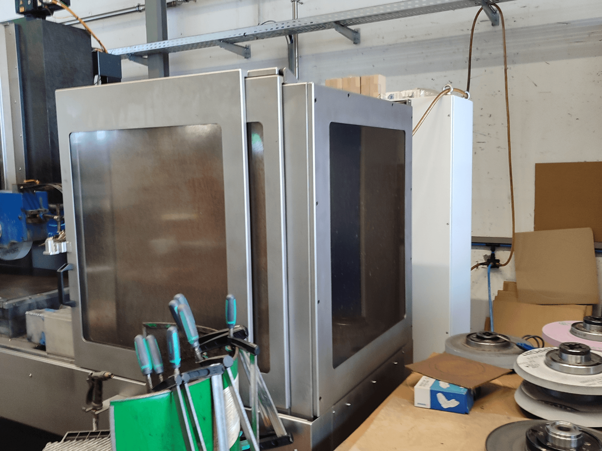 HEINZ STÖCKEL FD 1560 NC-T paviršiaus šlifavimo staklės, šoninis vaizdas, kuriame matomas metalinis korpusas ir šlifavimo komponentai dirbtuvėse.