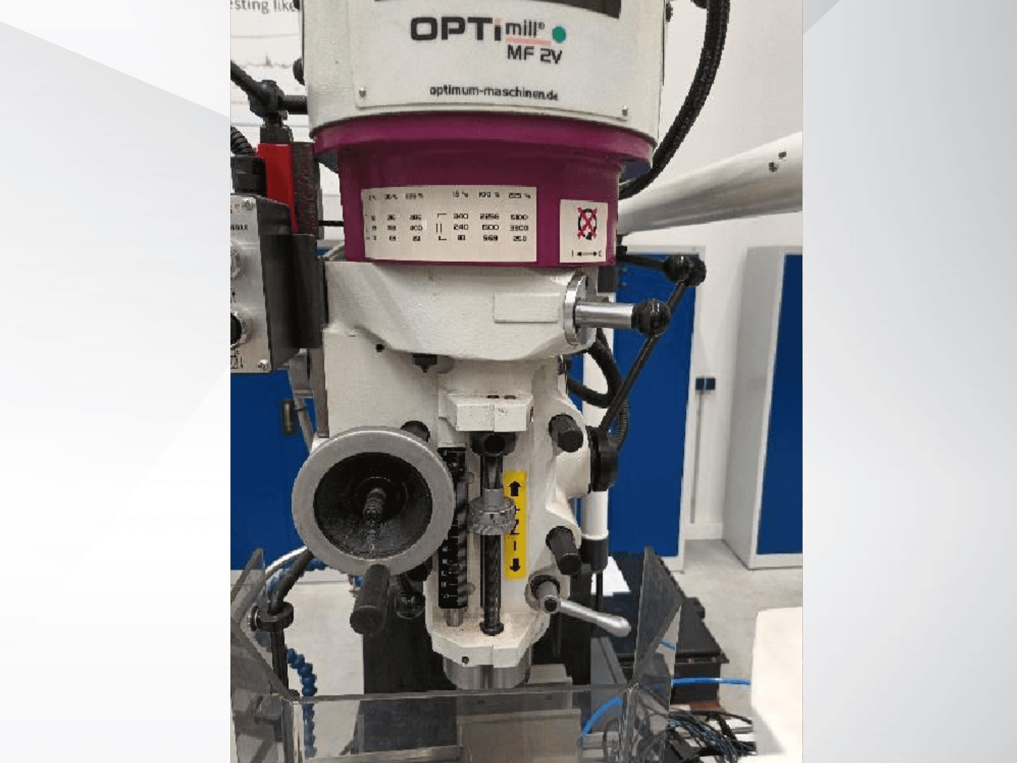 Vertikalaus apdirbimo centro „Optimum OPTImill MF 2V“ vaizdas iš priekio, kuriame matomas valdymo pultas ir įrankių laikiklis.