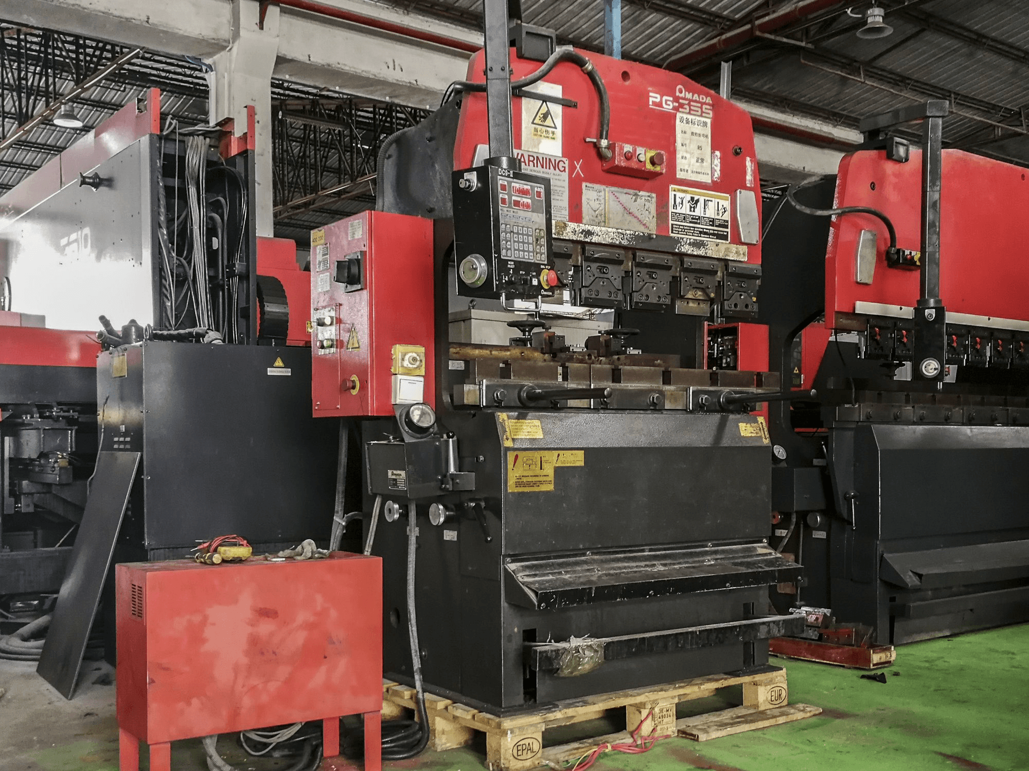 AMADA RG-35S Mašinos kairės pusės vaizdas