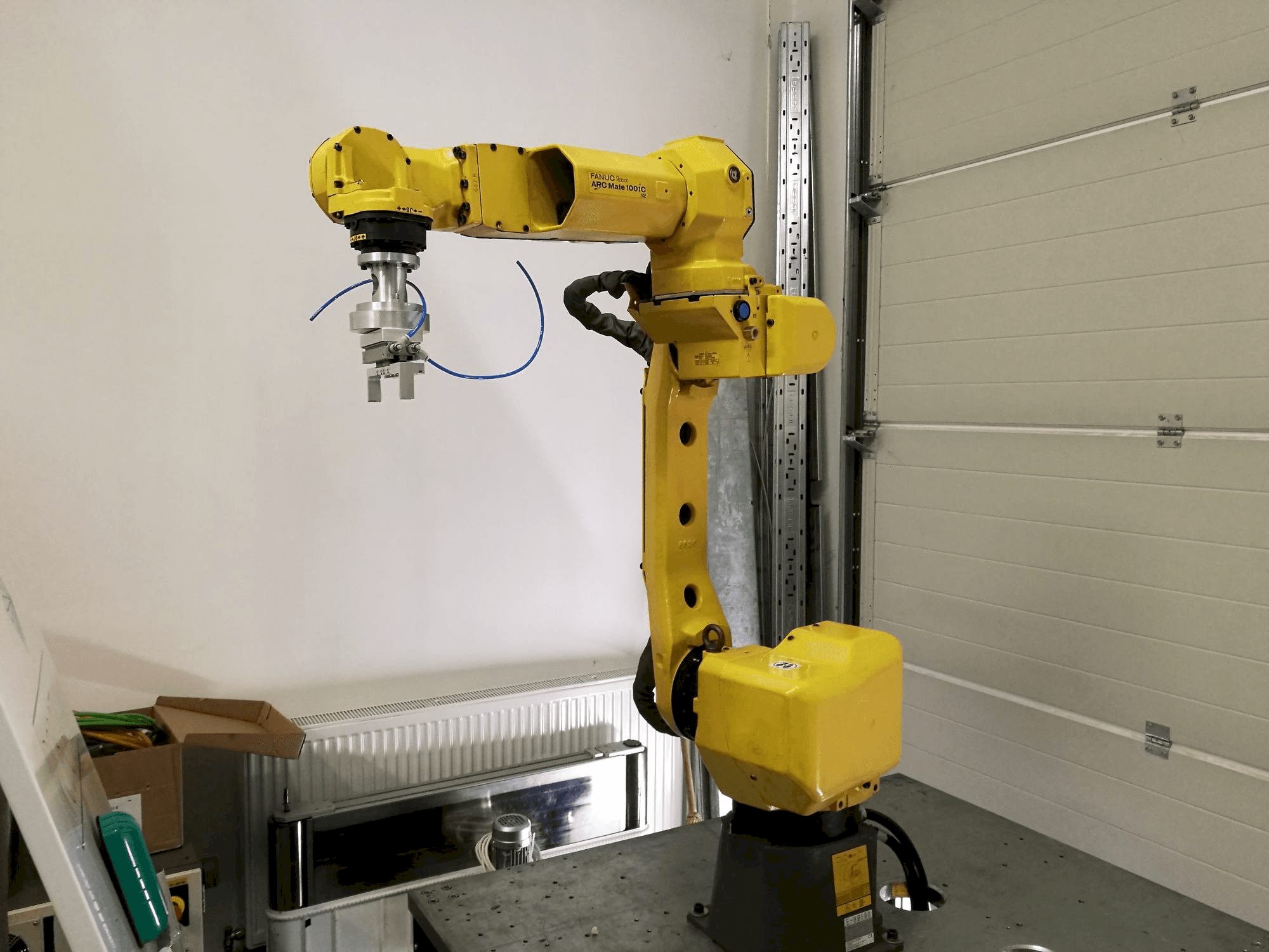 FANUC ARC Mate 100iC/12 Mašinos vaizdas iš priekio
