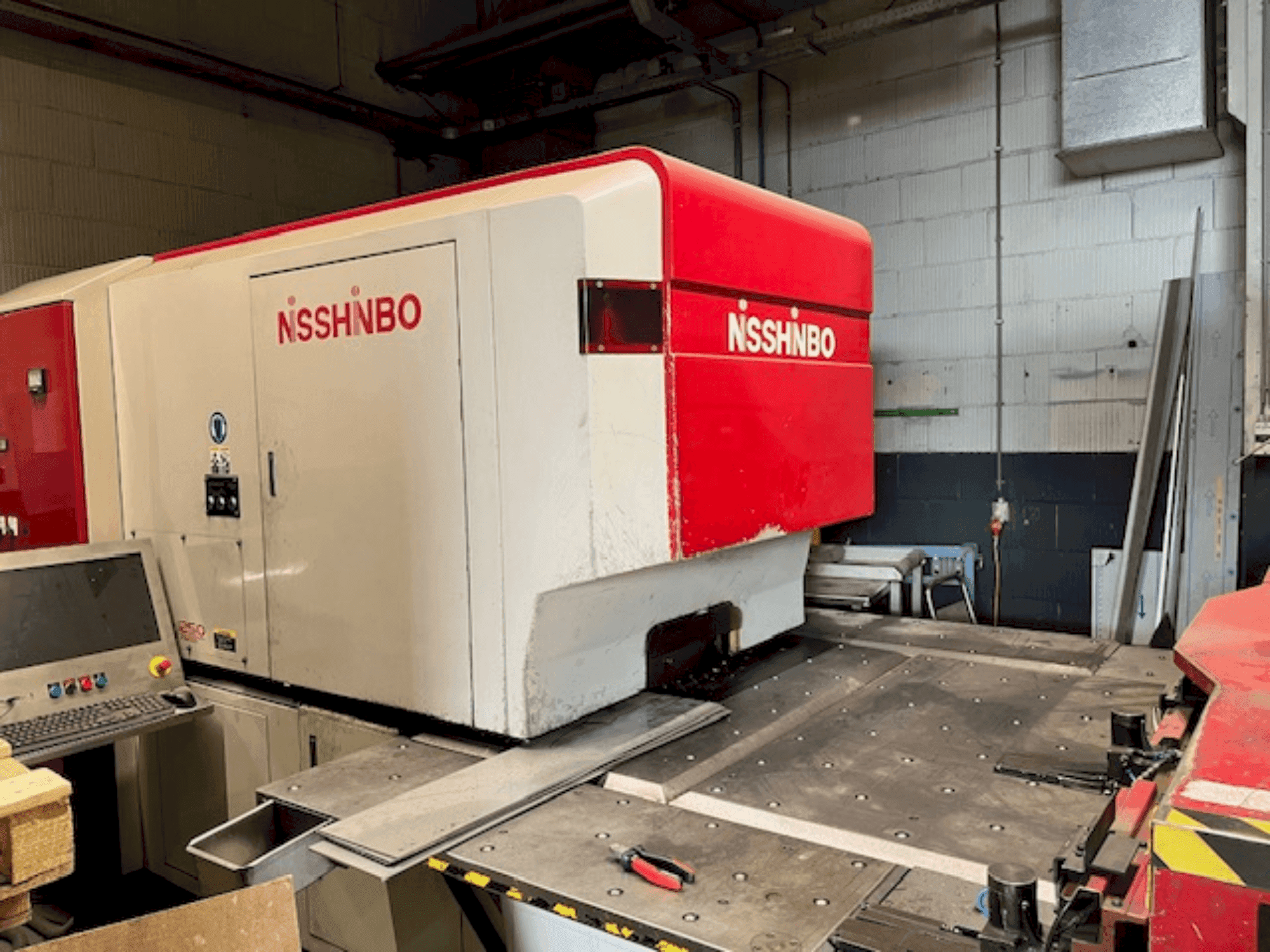 Nisshinbo HIQ-1250 Mašinos vaizdas iš priekio