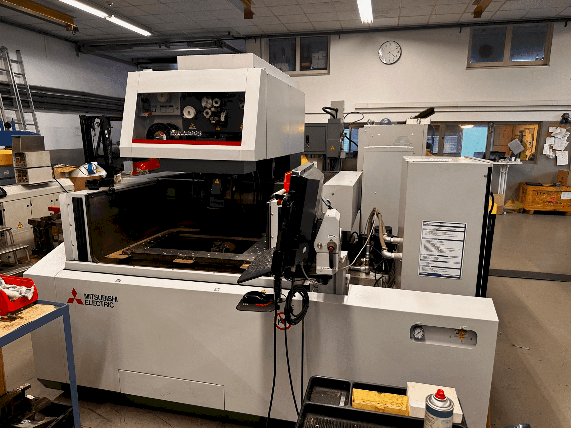 Mitsubishi MV2400S Mašinos vaizdas iš priekio