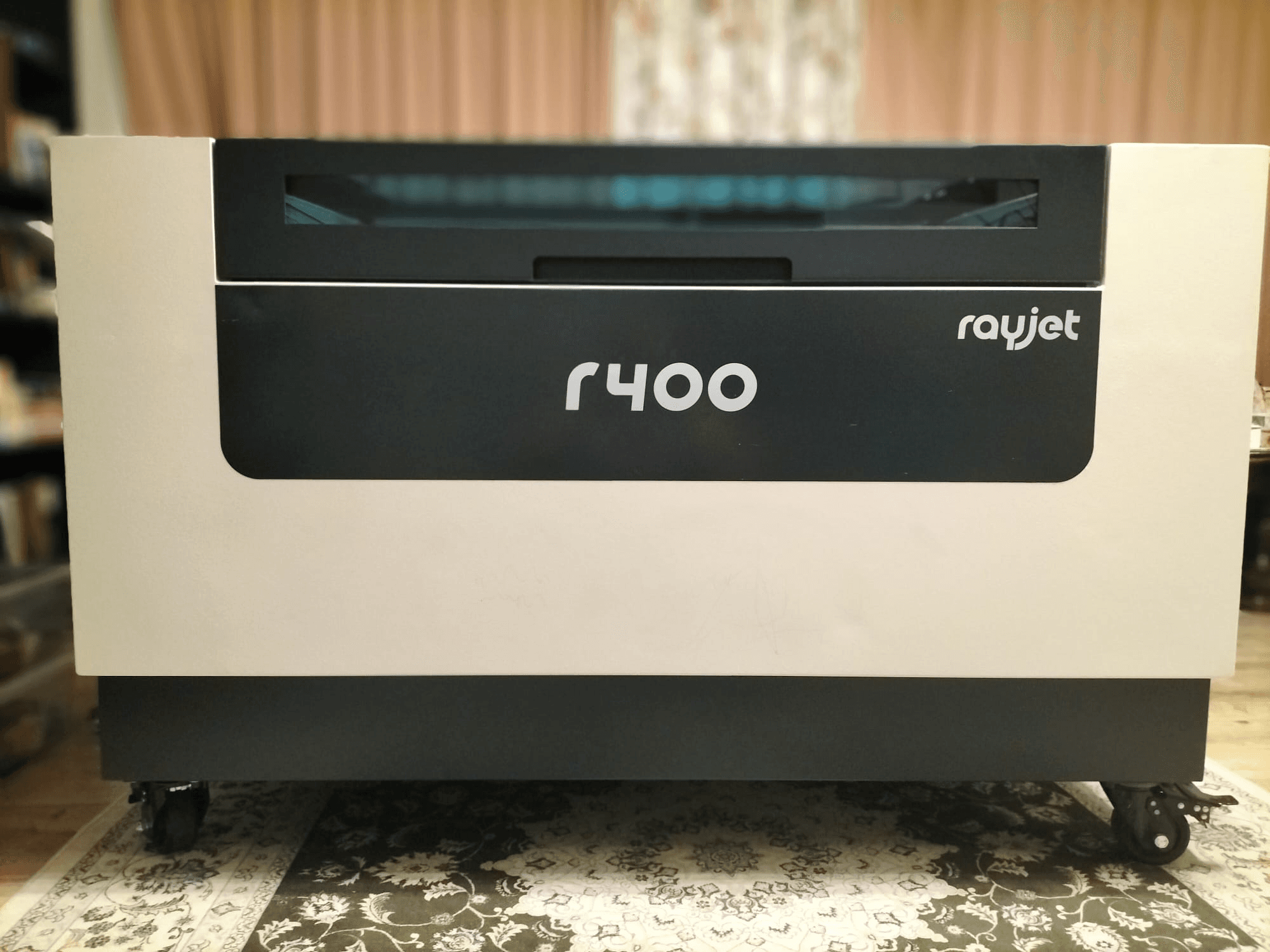 "Trotec Rayjet R400" lazerinio graviravimo aparato priekinis vaizdas, kuriame matomas jo aptakus dizainas ir aiškus prekės ženklas.
