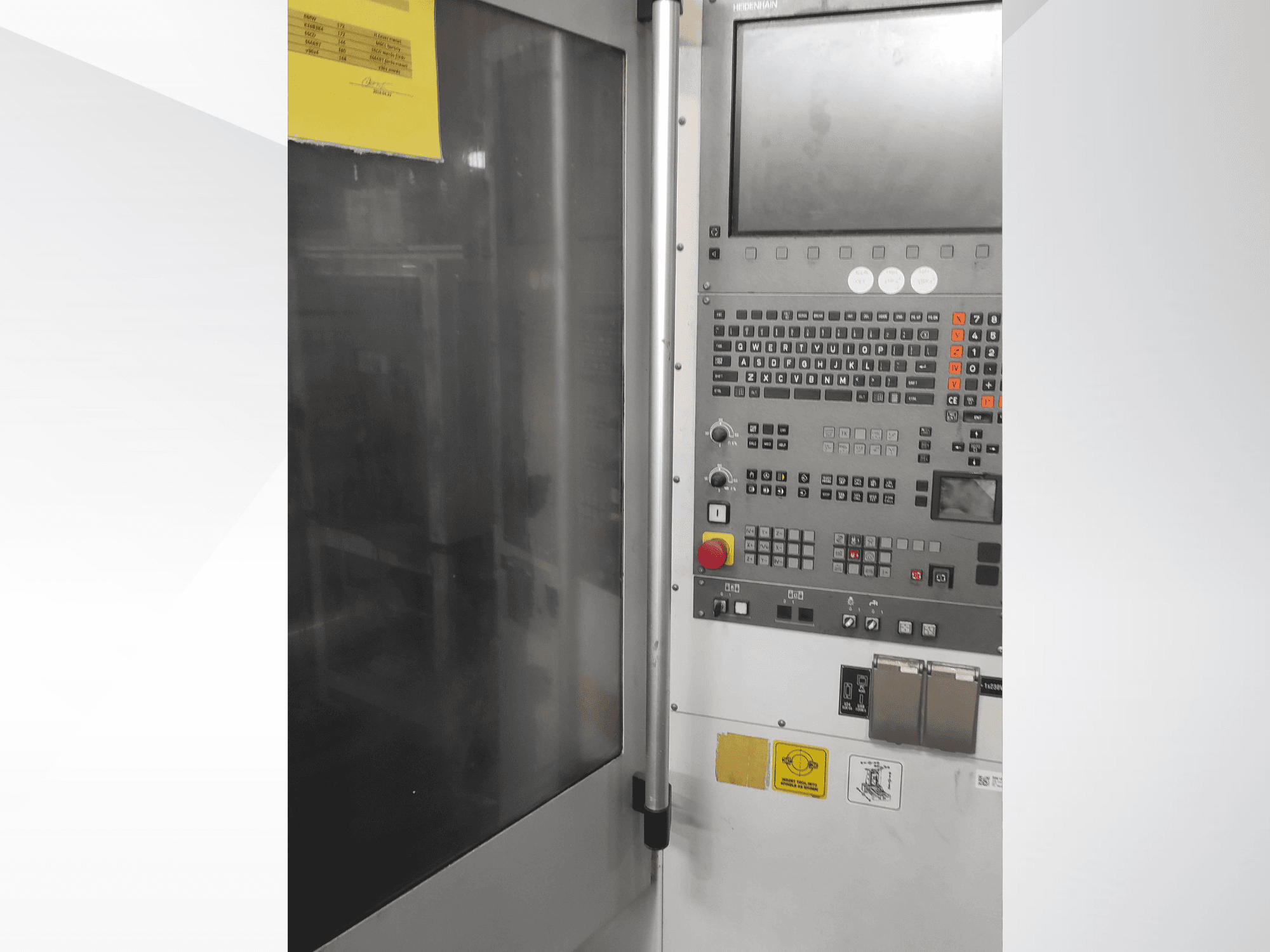 "Herrmann" pramoninės mašinos valdymo skydelis, vaizdas iš priekio, su mygtukais, jutikliniu ekranu ir operacinėmis etiketėmis.
