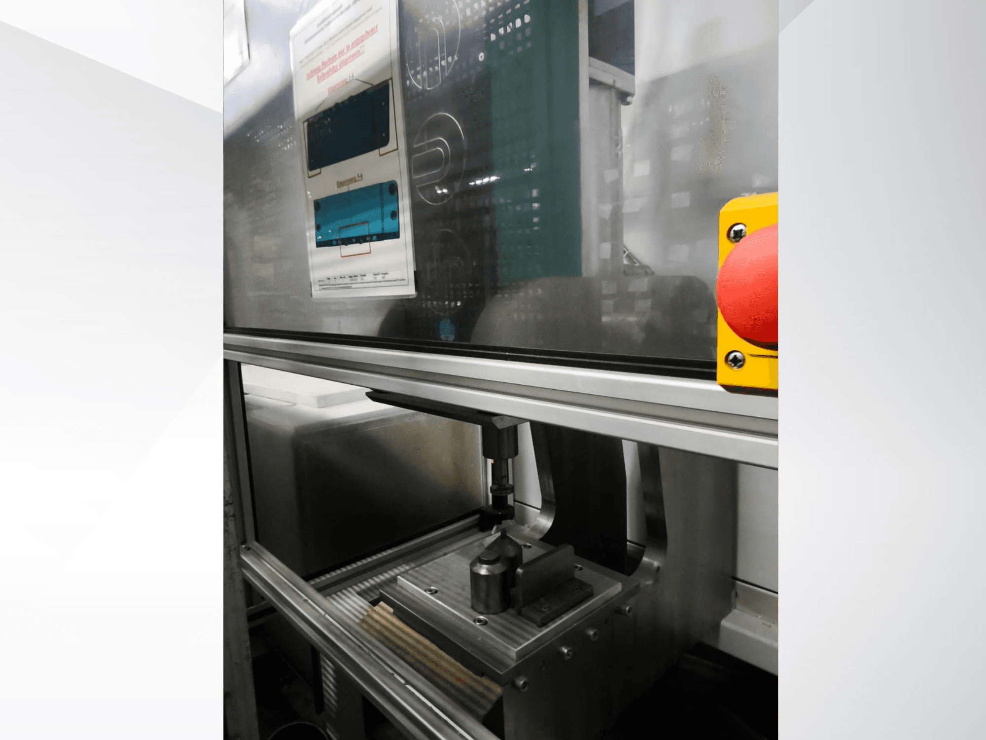 EMS Automation Buchsenpresse staklių priekinis vaizdas, kuriame matomas spaudimo mechanizmas ir saugos mygtukas.