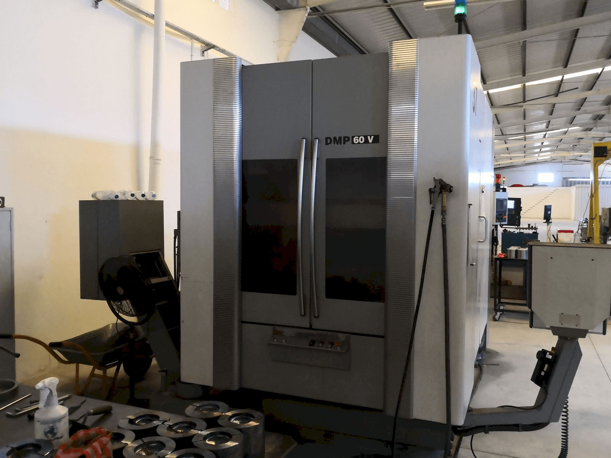 DECKEL MAHO DMP 60V Mašinos vaizdas iš priekio