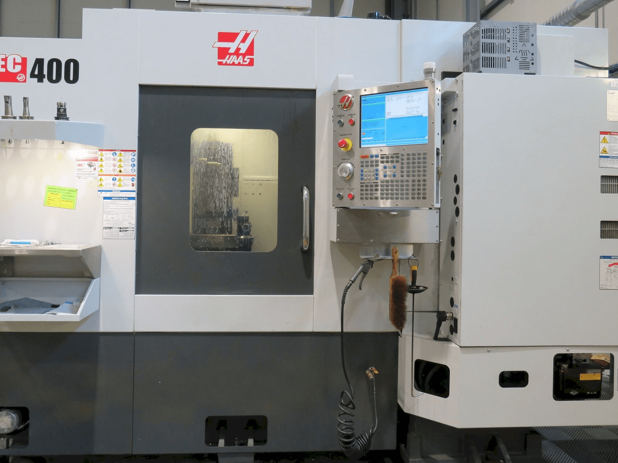 HAAS EC-400 Mašinos vaizdas iš priekio