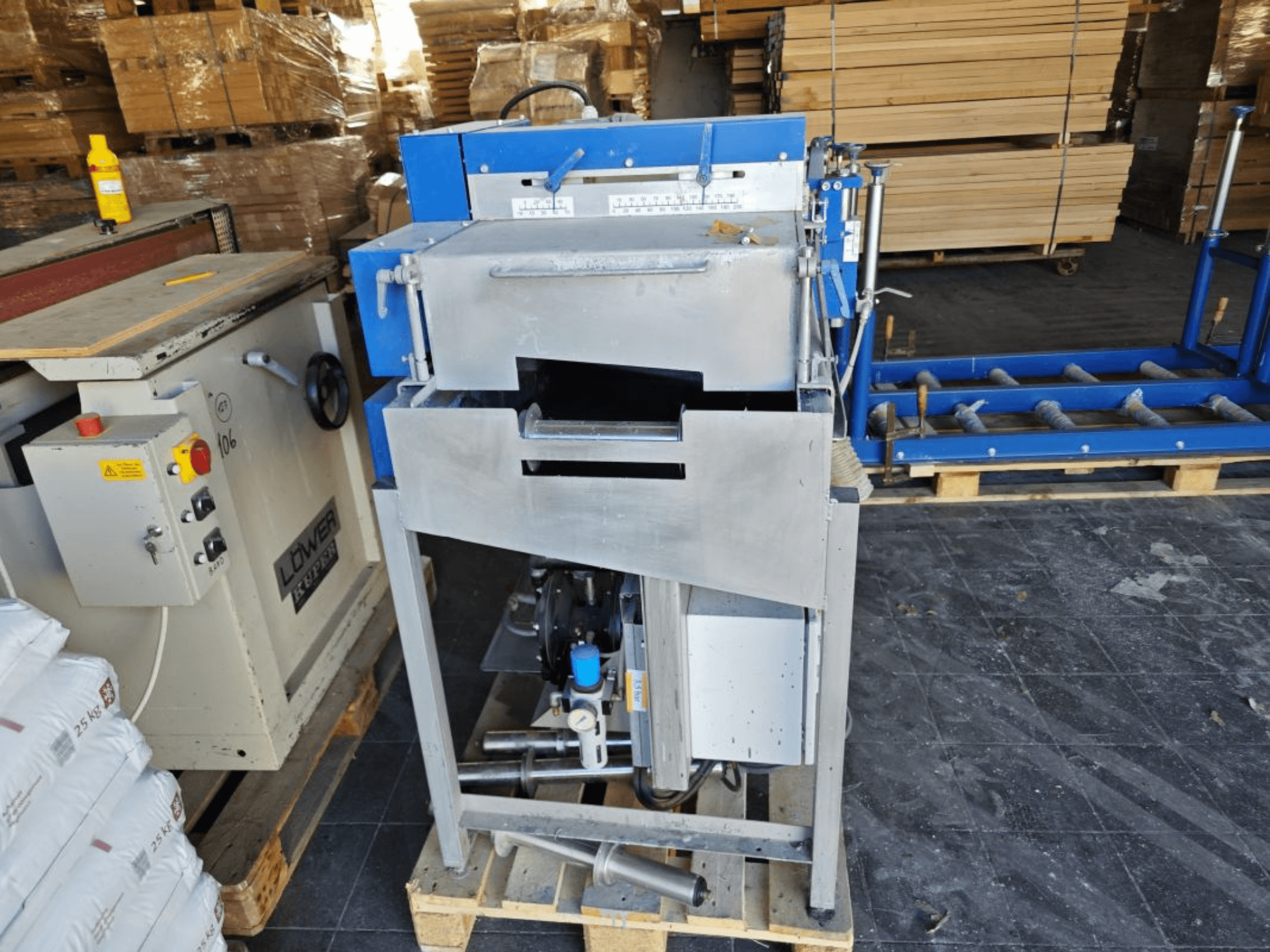 „SCHIELE Schiele Impregmat VM-Mini“ vaizdas iš priekio – tai kompaktiškas medienos impregnavimo įrenginys su matomu valdymo skydeliu ir varikliu.