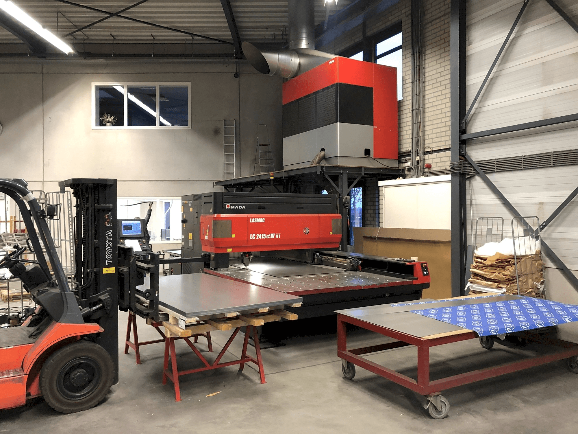 AMADA LC 2415 Alpha IV NT Mašinos vaizdas iš priekio