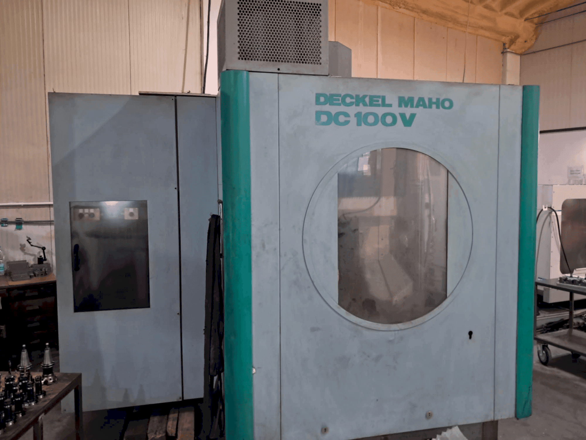 DECKEL MAHO DC 100V Mašinos vaizdas iš priekio