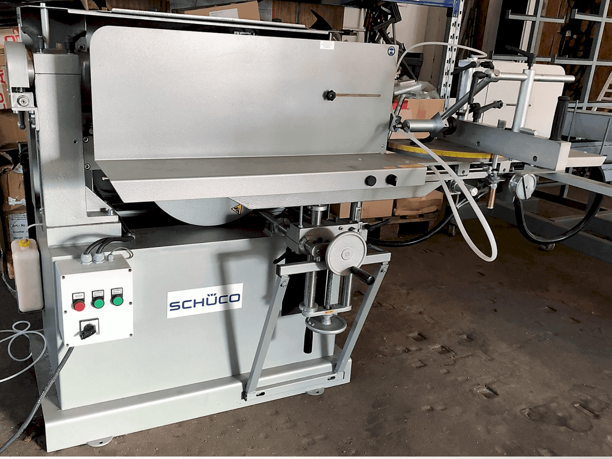 SCHÜCO AS 450 Mašinos vaizdas iš priekio