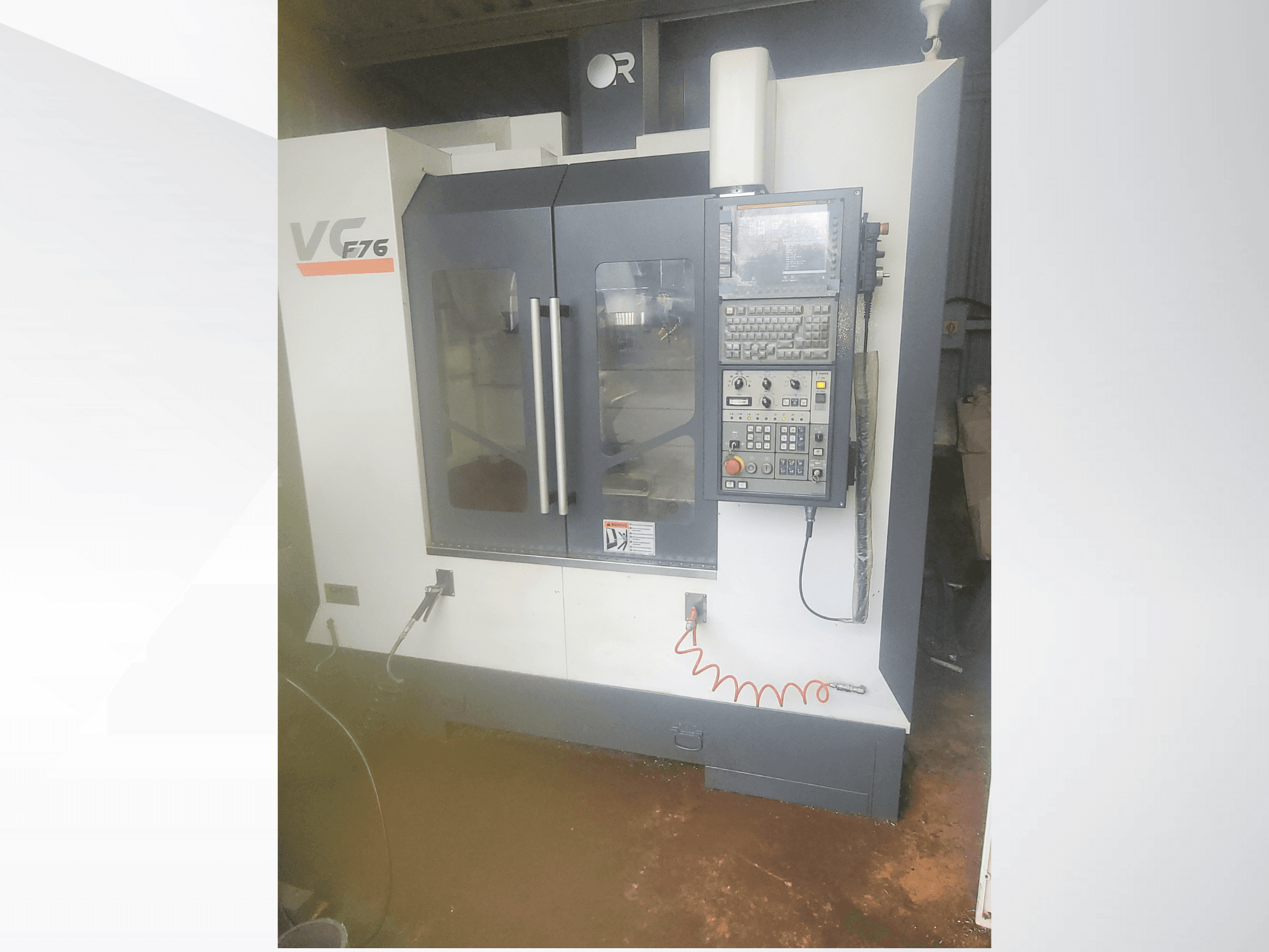 Vertikalusis apdirbimo centras, prekės ženklas VC, modelis F76; priekinis vaizdas, kuriame matyti valdymo skydelis ir stiklinės durys.