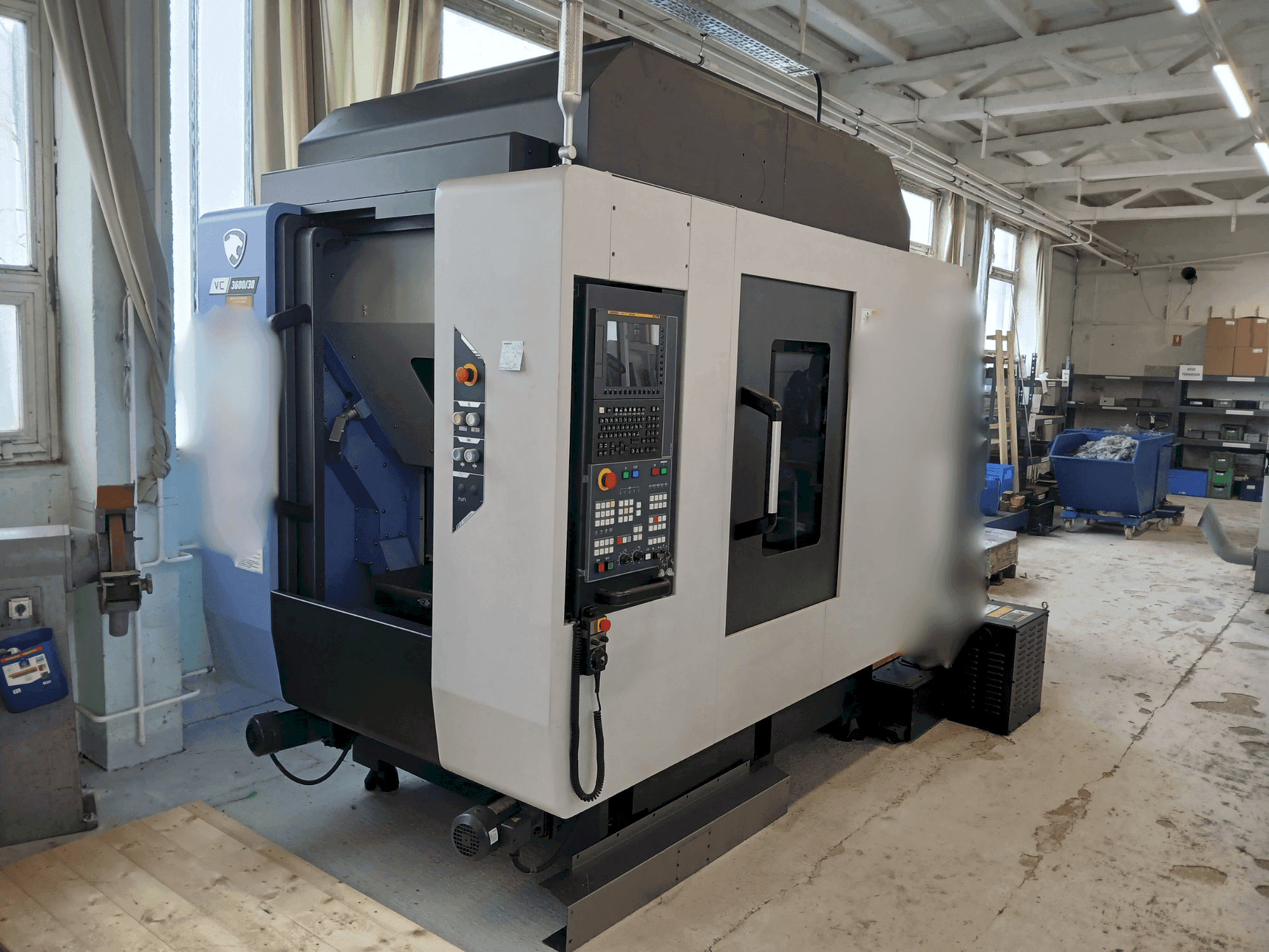 DN SOLUTIONS VC 3600/30 Mašinos vaizdas iš priekio