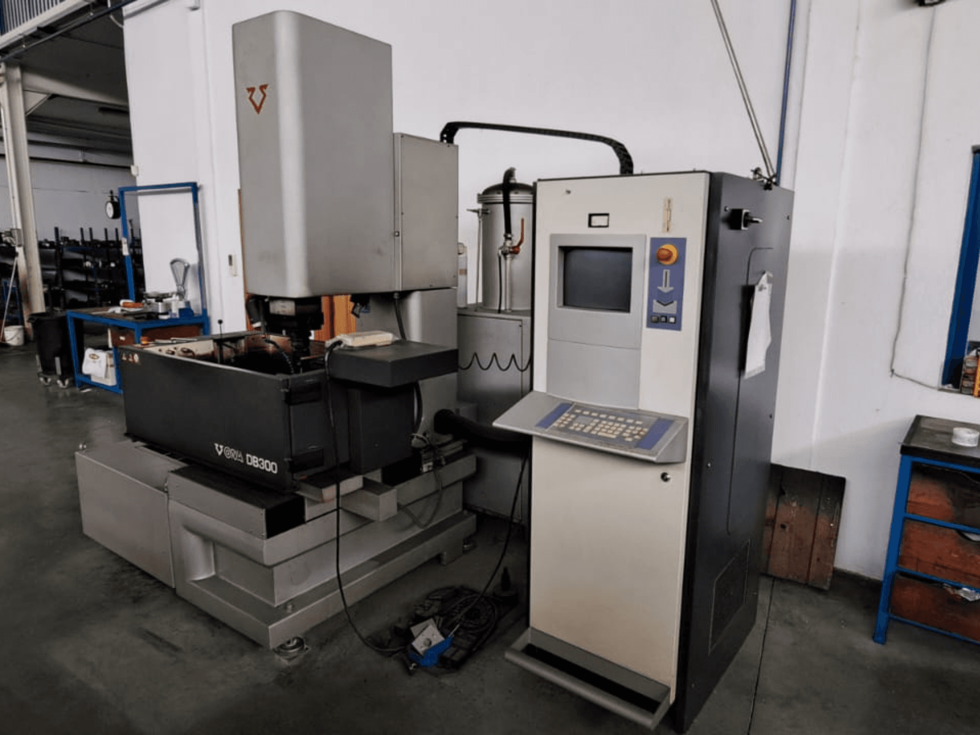 Matricos ONA DB300, priekinis vaizdas; valdymo skydelis, ruošinio laikiklis ir pramoninio dizaino elementai.